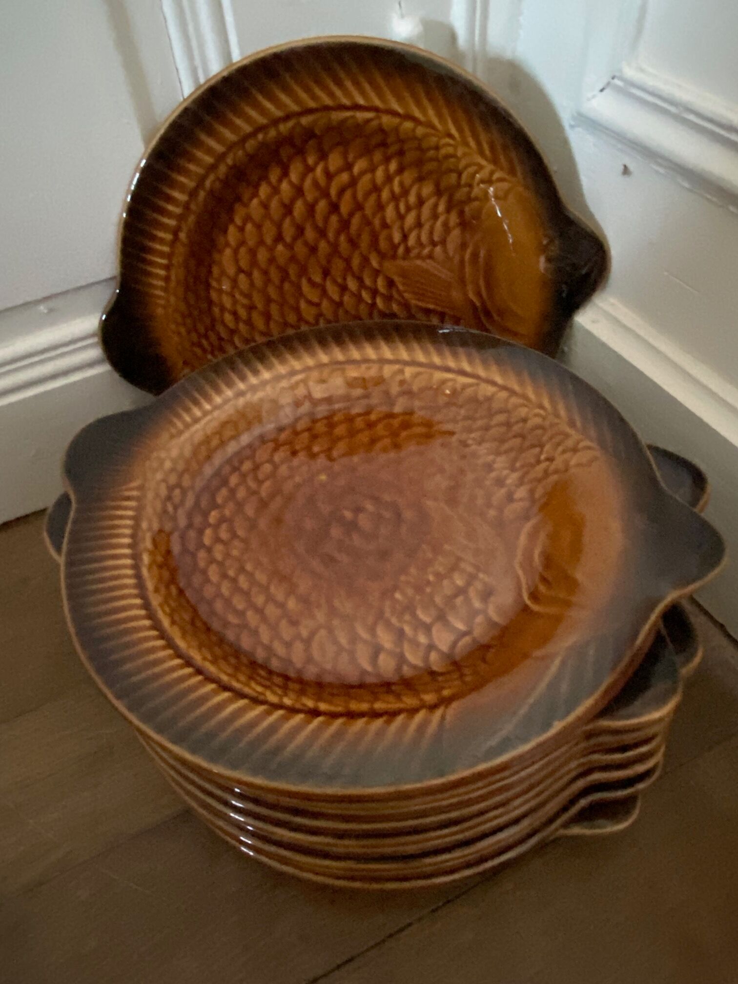 Sarreguemines service of 12 faience fish plates