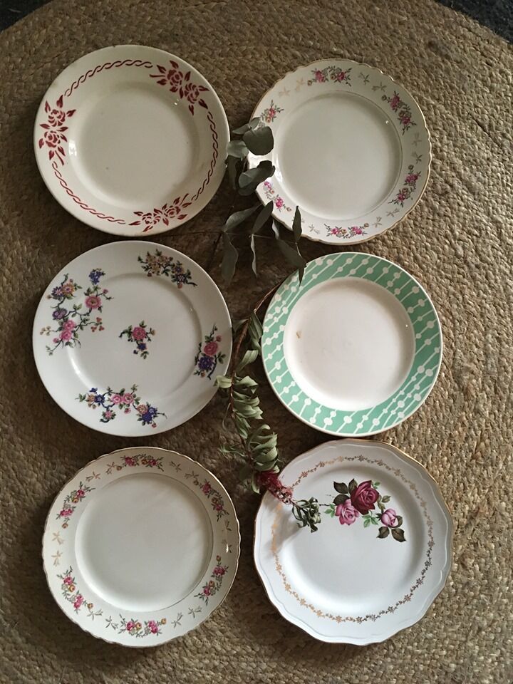 Red and green old flat plates