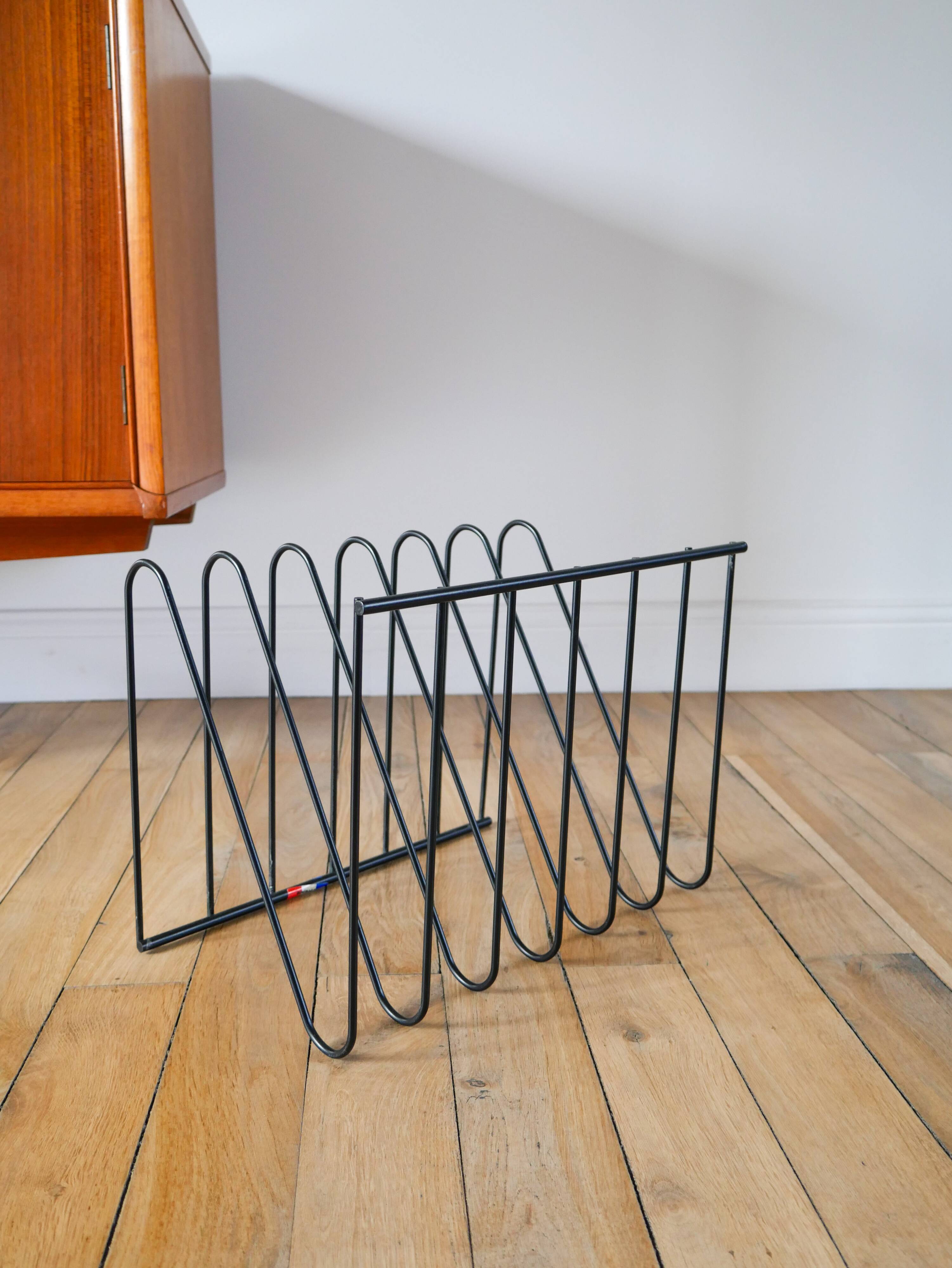 Black metal magazine rack Design attributed to François Arnal for Atelier A Made in France 1970