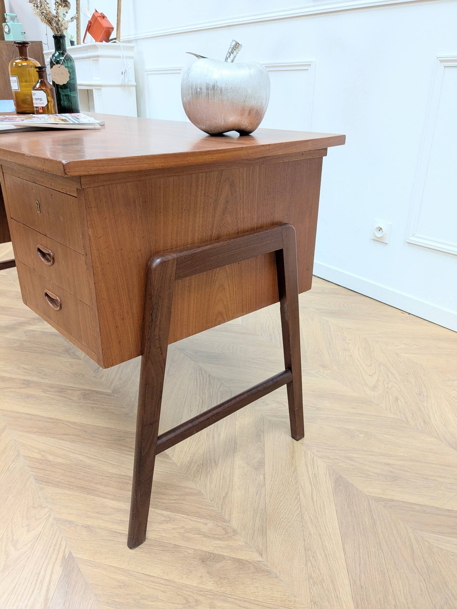 Designer double-sided desk