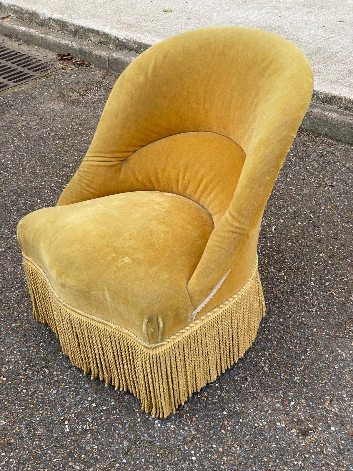 Fauteuil crapaud en velours jaune moutarde du 19ème