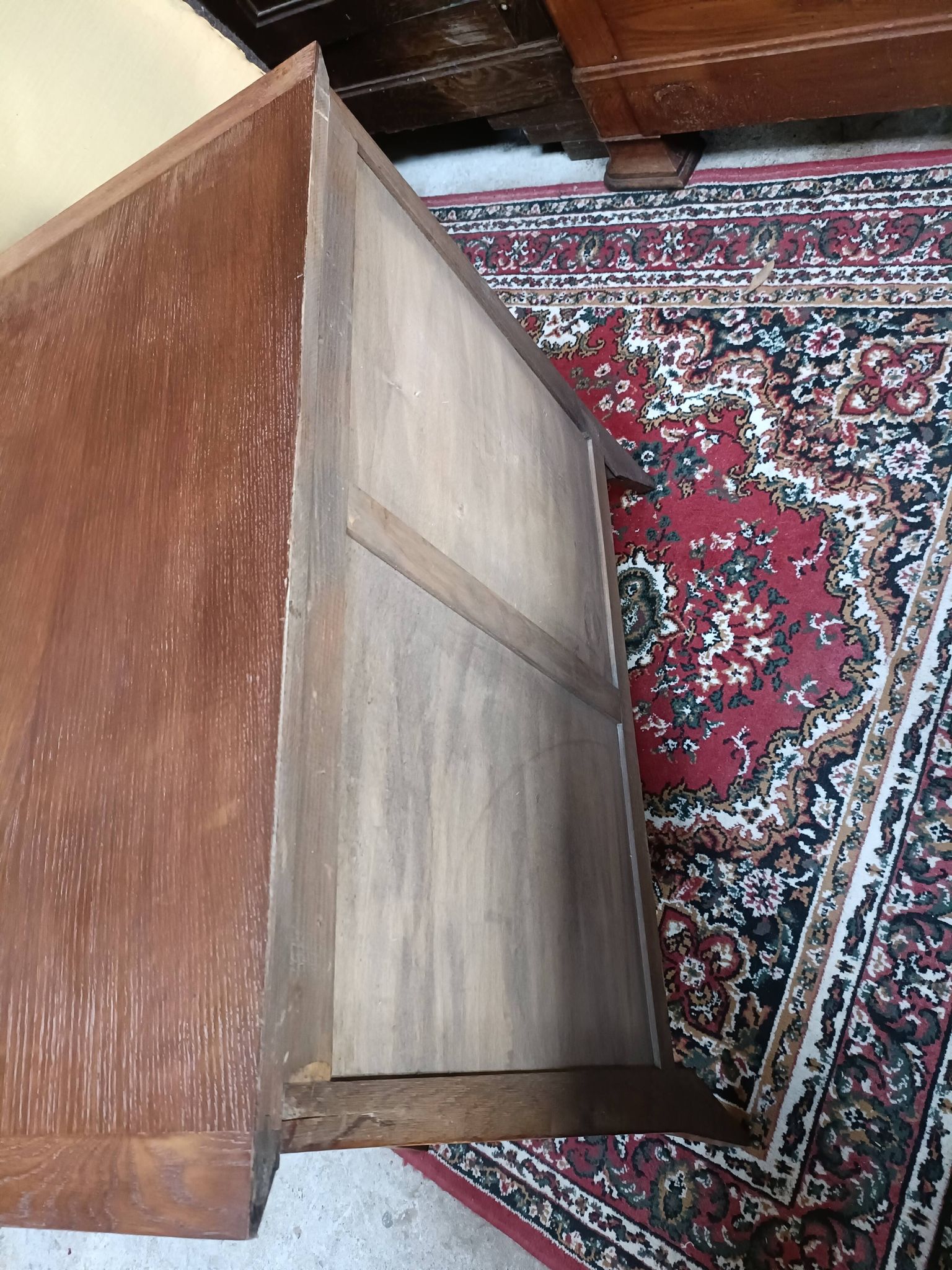 Commode scandinave à trois tiroirs en chêne pieds compas