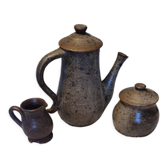 Set in vintage stoneware.