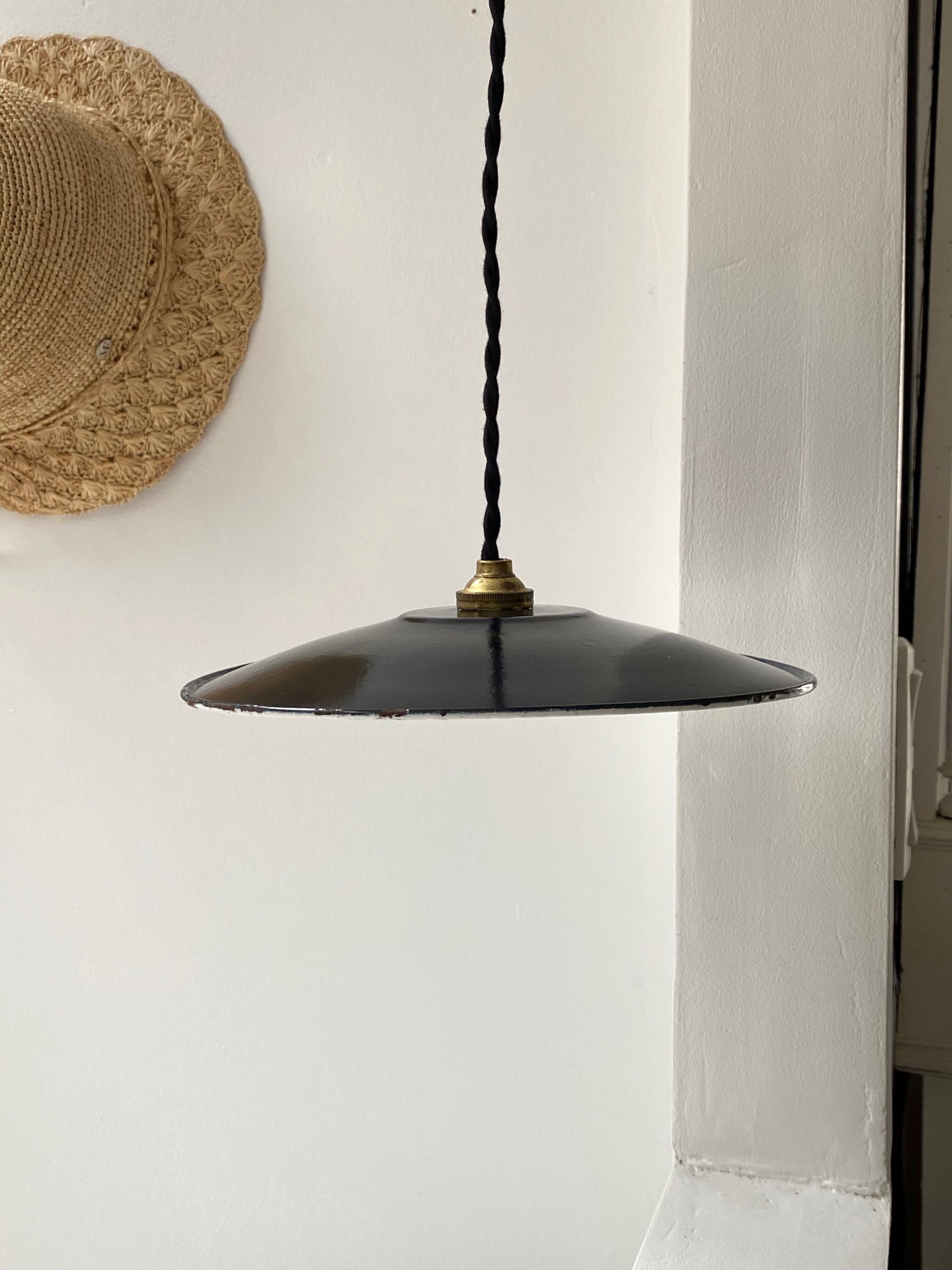 Black workshop suspension
