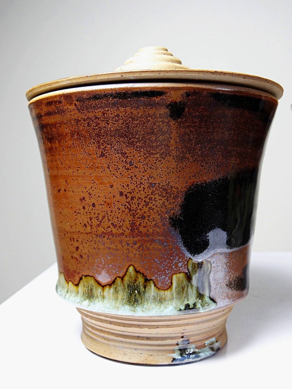 A pair of vintage stoneware pots from the 80s-90s with a Japanese style, signed handmade pottery.