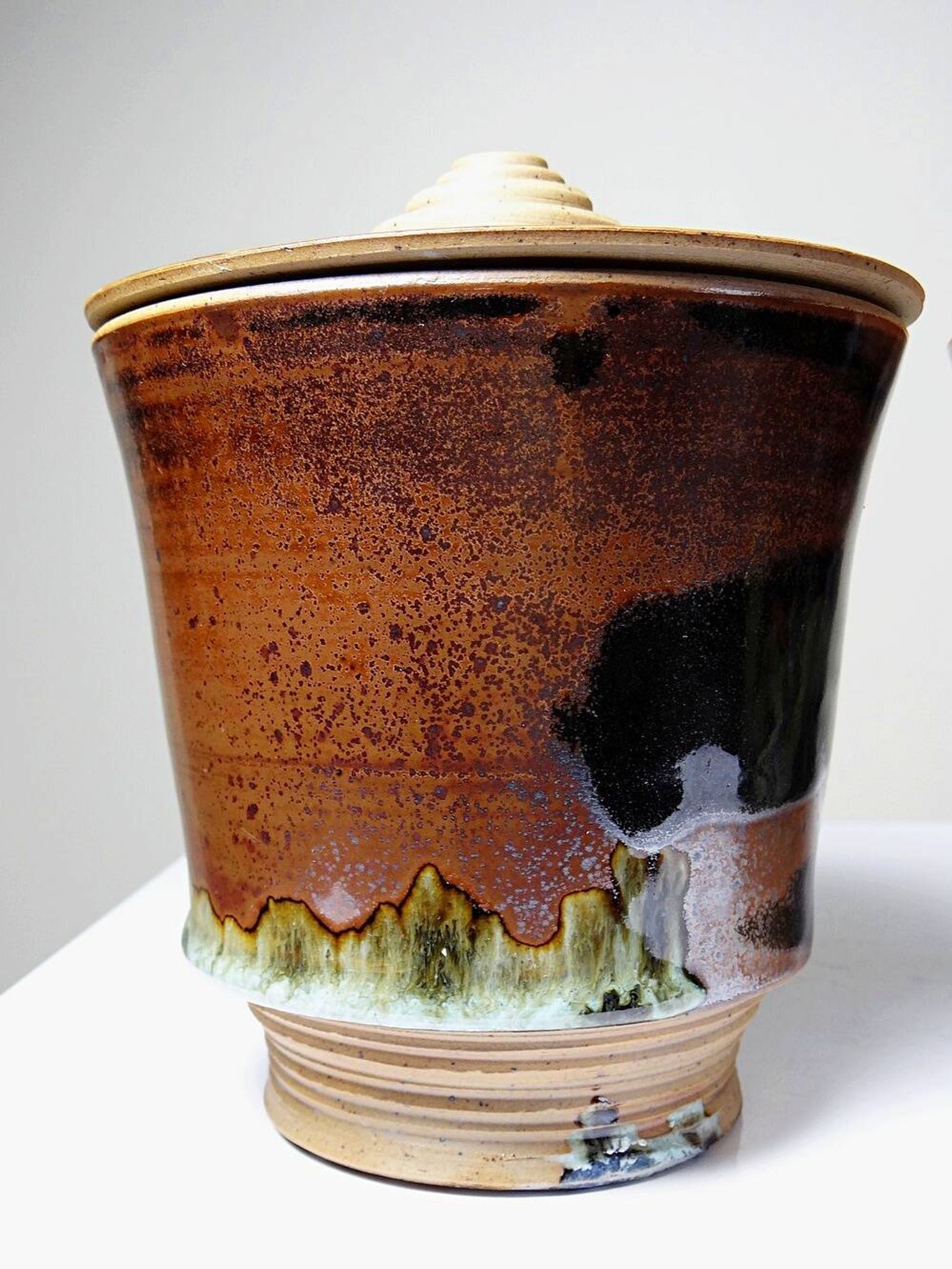 A pair of vintage stoneware pots from the 80s-90s with a Japanese style, signed handmade pottery.