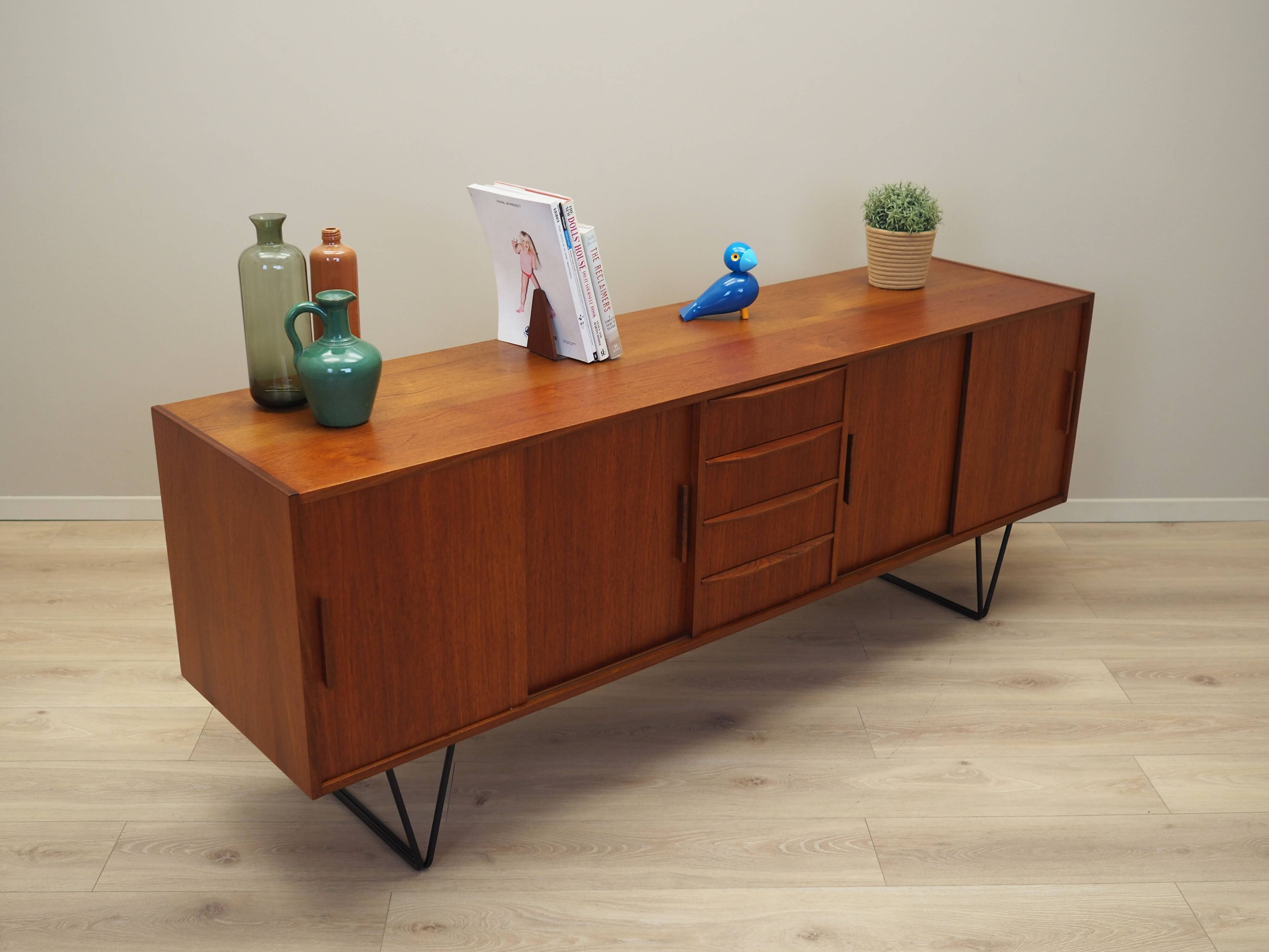 Buffet en teck, design danois, années 1970, production : Danemark