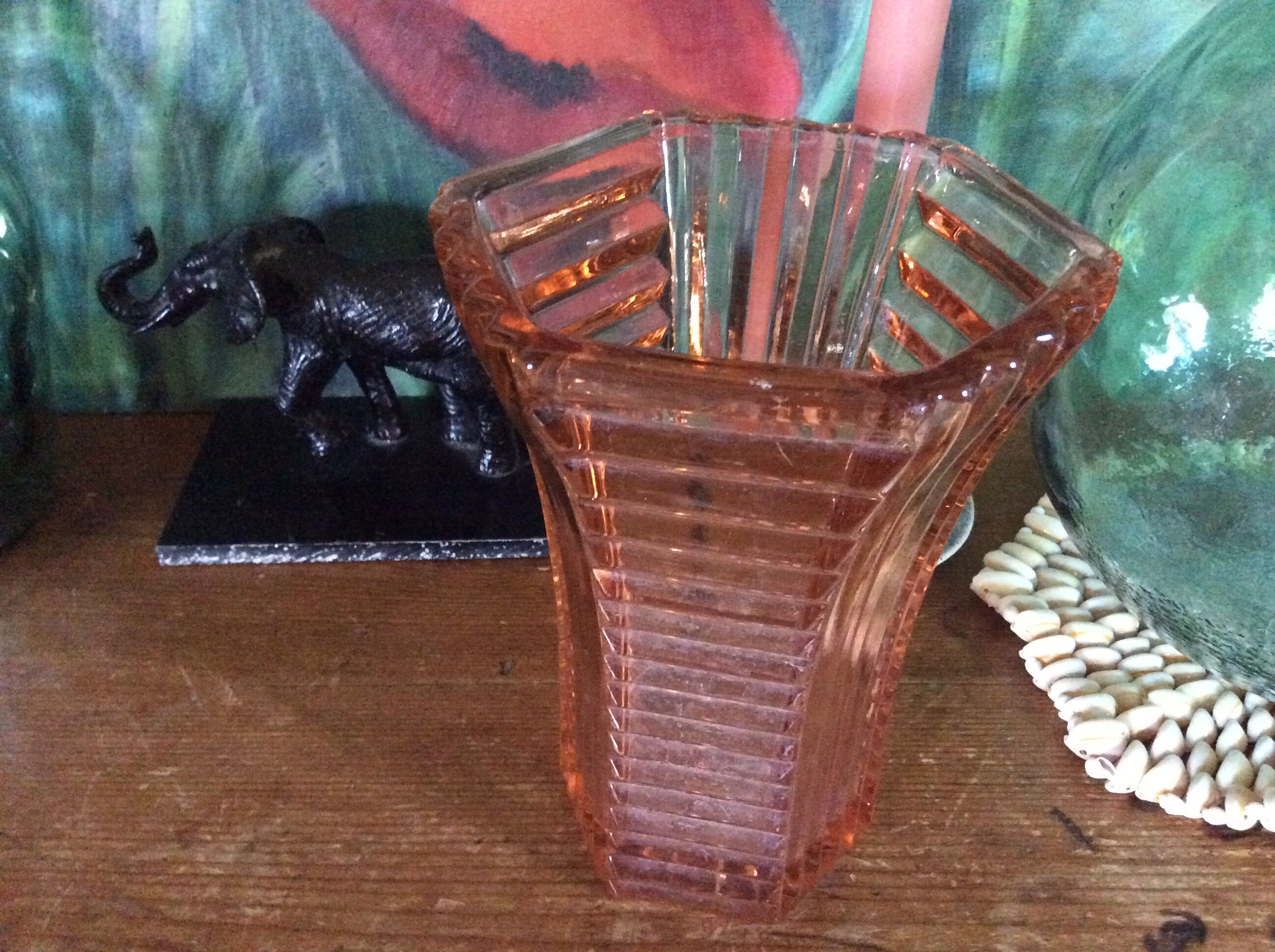 Vase en verre rose