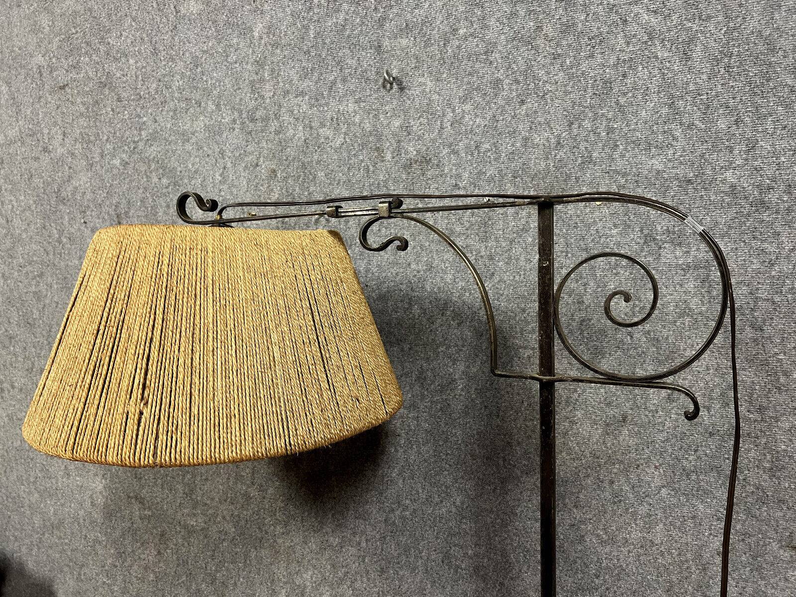 D'après Gilbert Poillerat : lampe sur pied tripode en fer forgé vers 1940