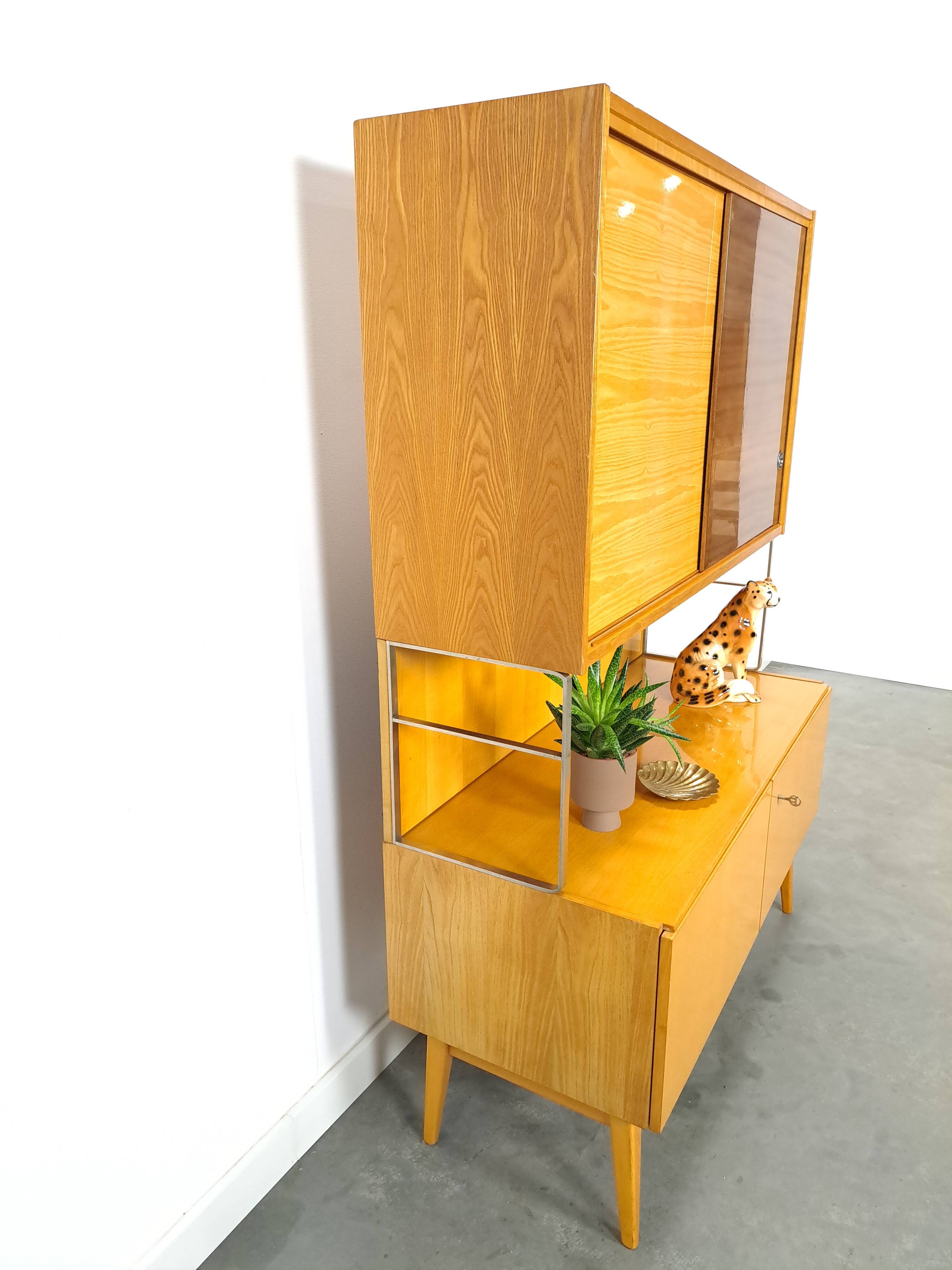 Jitona design vitrinekast met 2 kleuren fineer en schuifdeuren