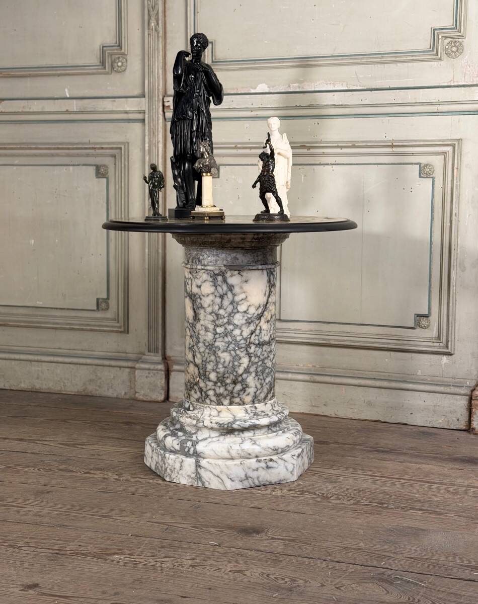 Marbre, albâtre et onyx, table d’appoint vers 1900