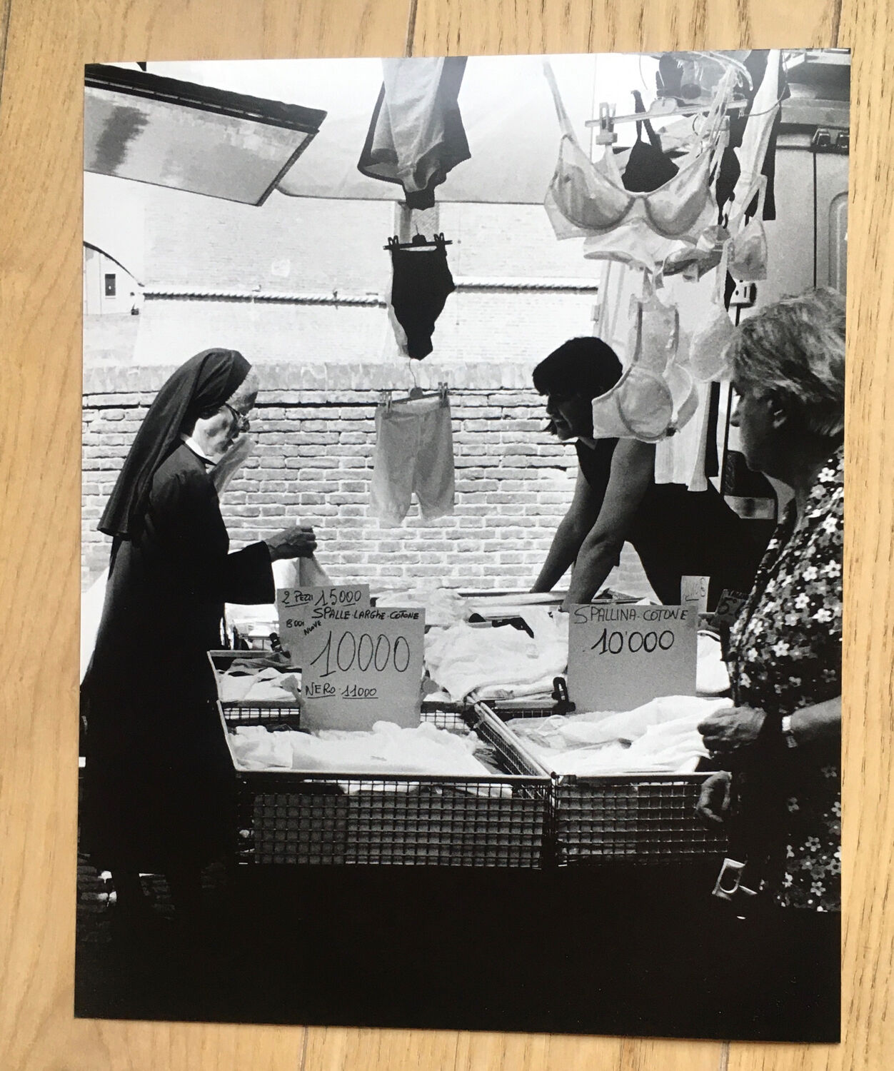 Photo années 90, religieuse et sous vêtements