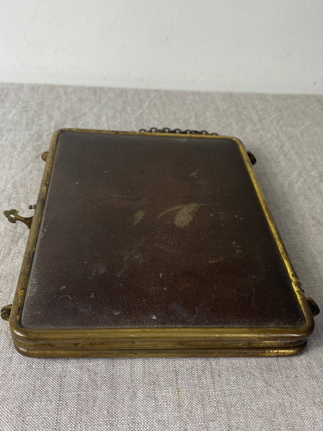 Miroir de barbier, triptyque cuir et laiton