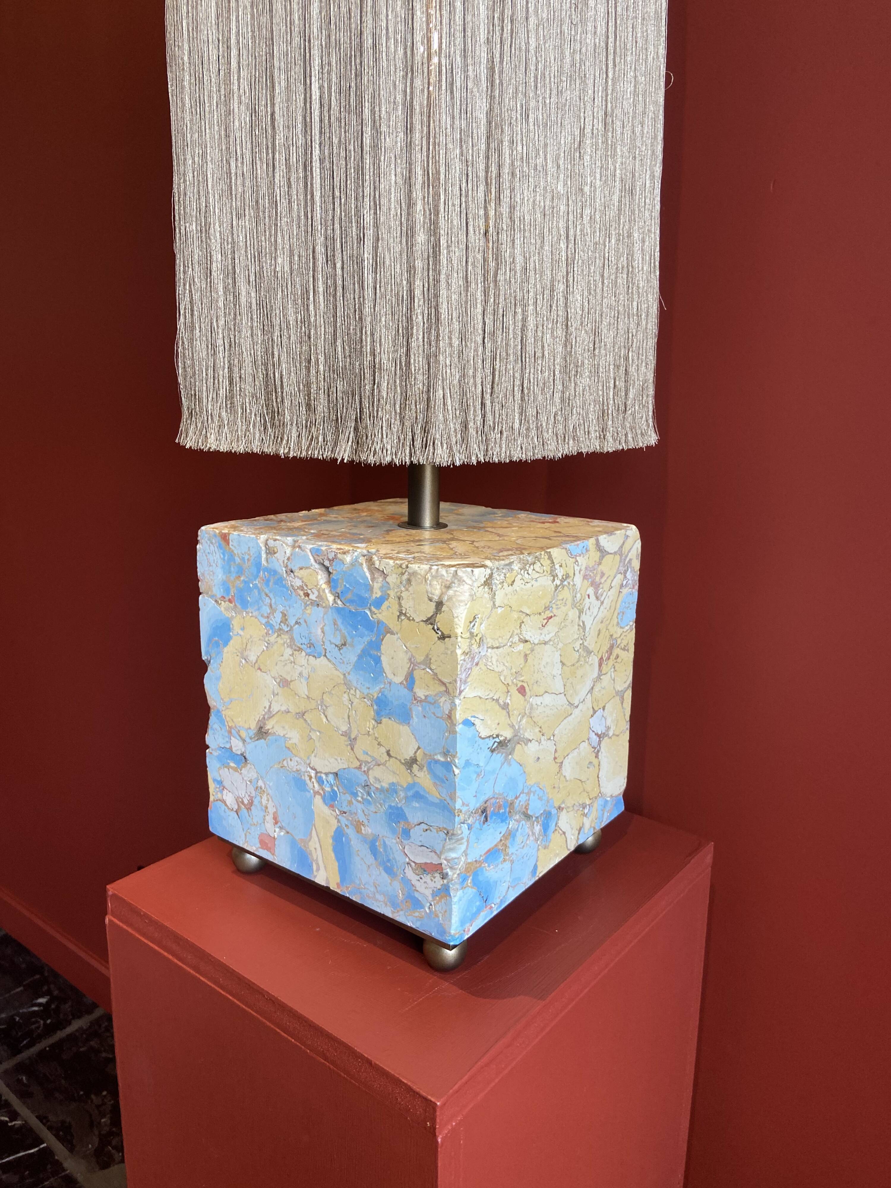 Base stuck blue beige marble-plaster, fringed lampshade Houles, 21st century.