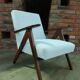 Fauteuil vintage milieu du siècle design moderne boucle blanche couleur bois noyer foncé 1970 chaise restaurée