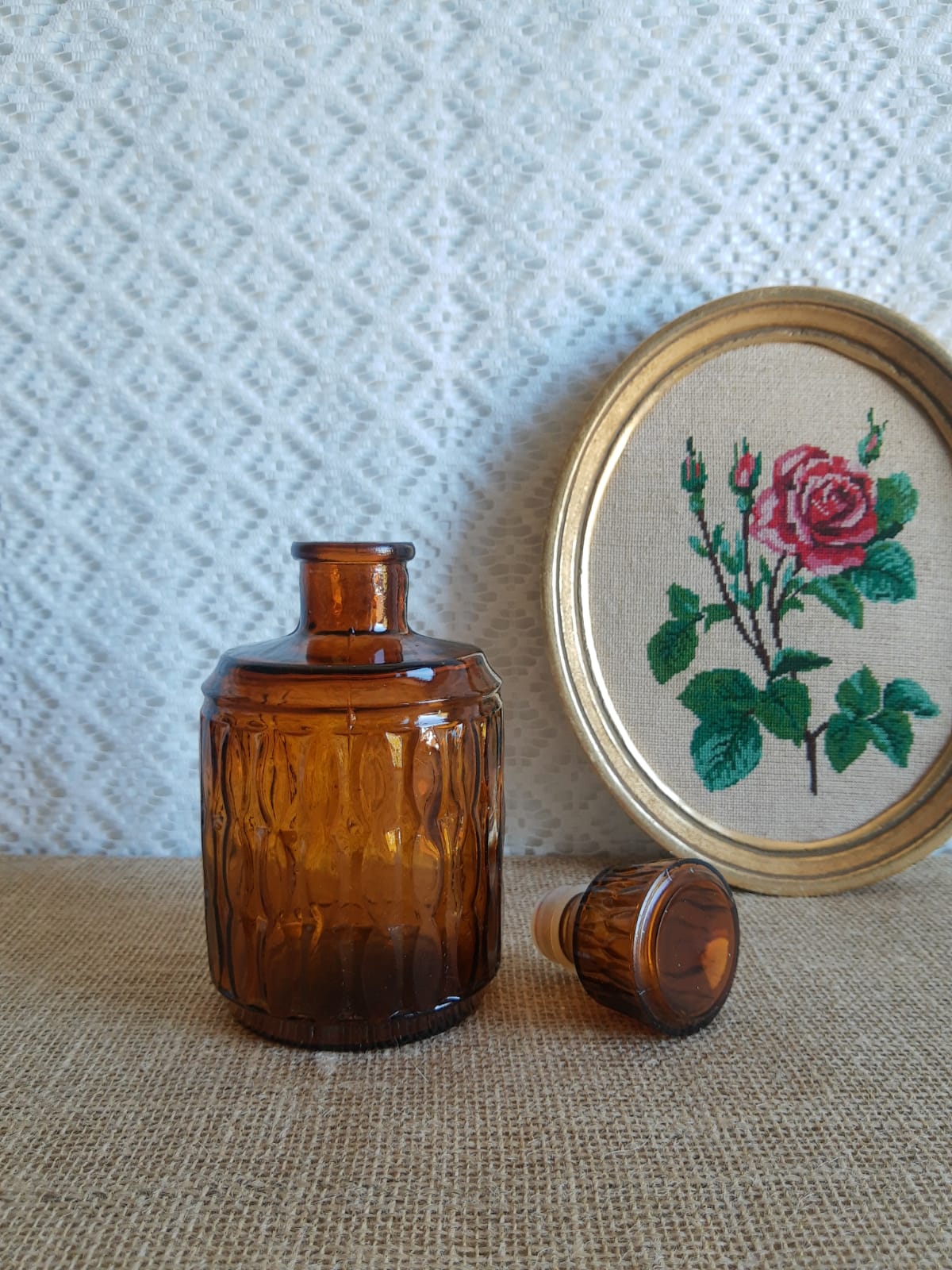 Carafe en verre ambré avec bouchon vintage