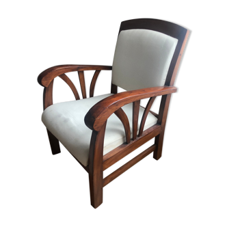 Colonial-style chair