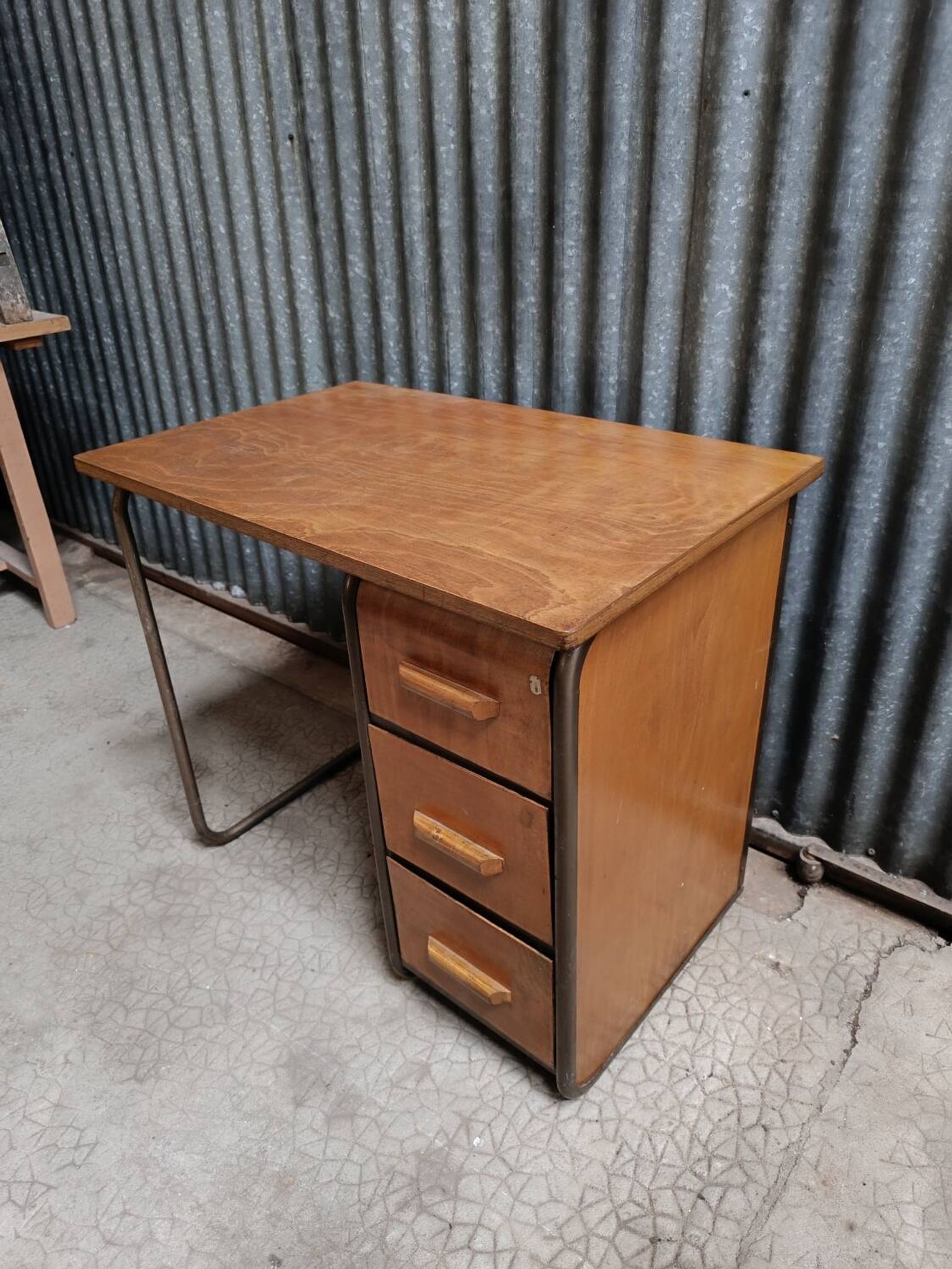 Bureau d'école vintage bois et métal