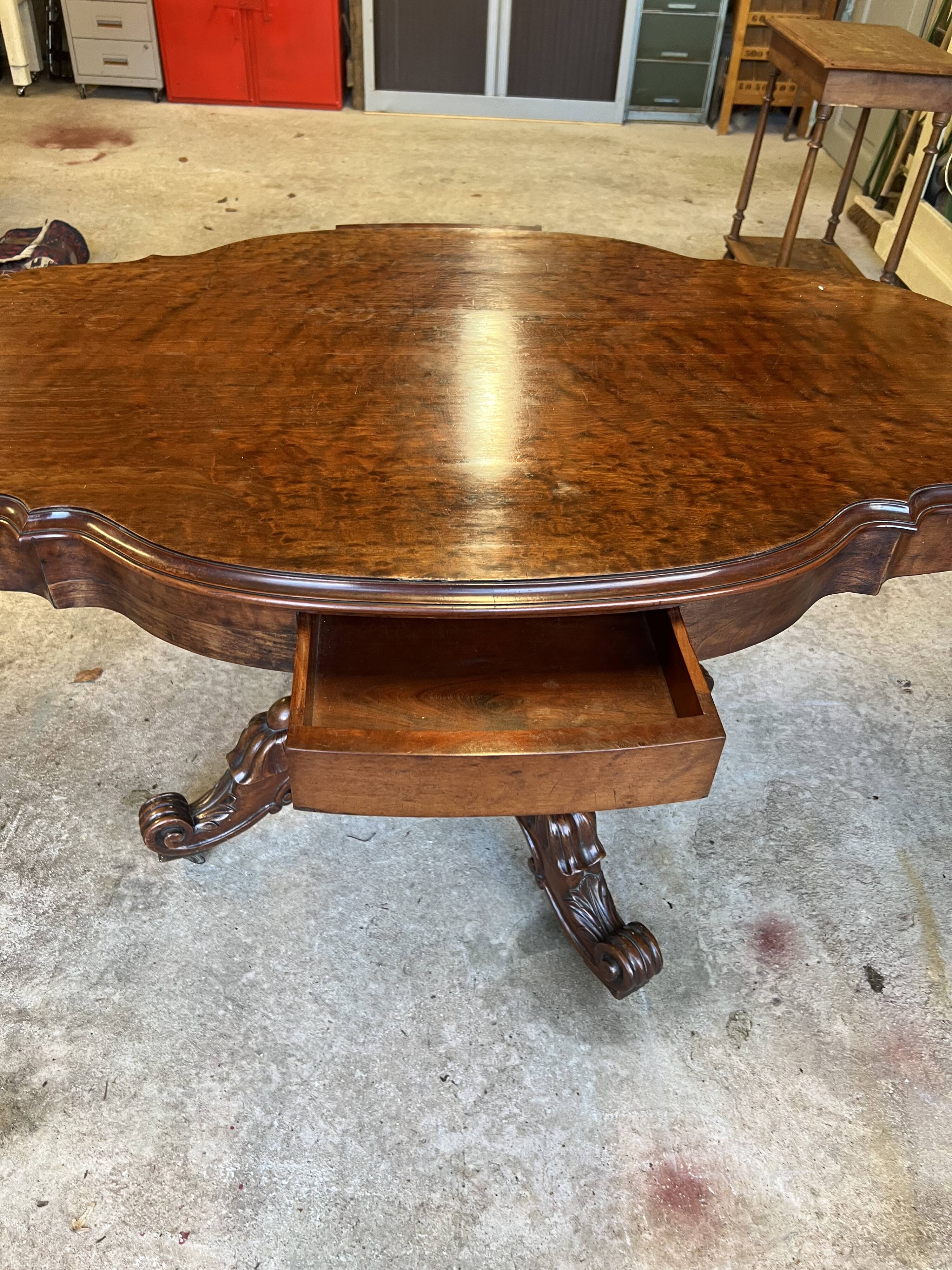 Middle table in mahogany.