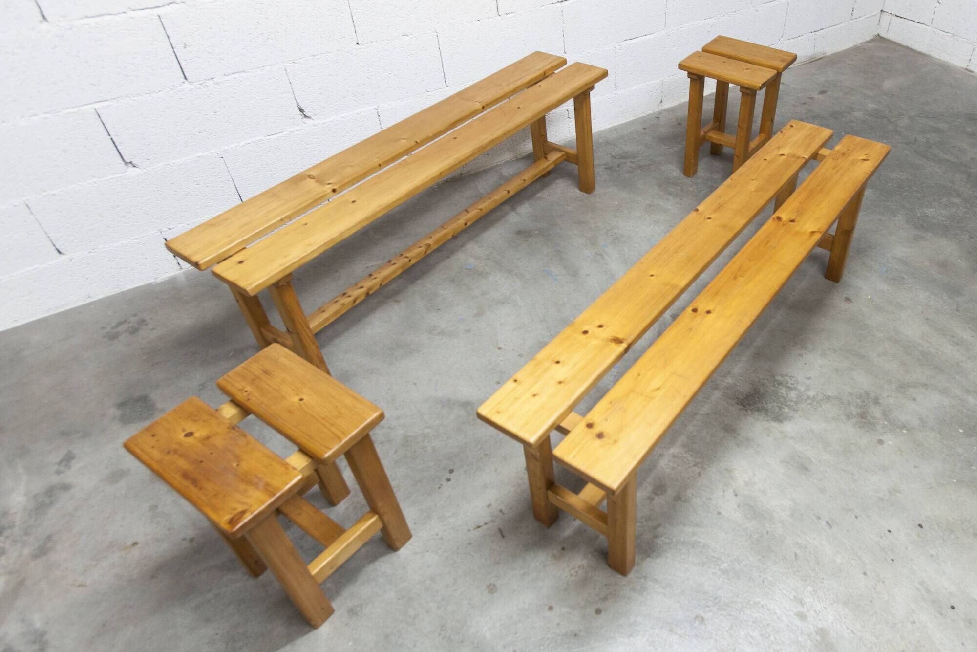 Set of 2 benches and 2 stools in pine, 1970s mountain style.