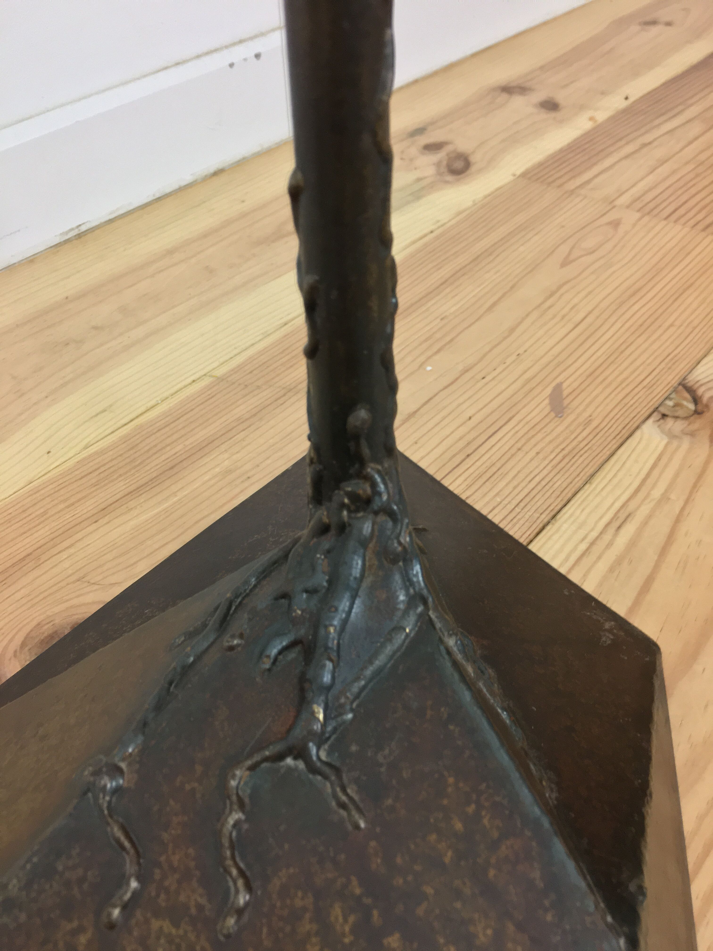 Metallic flower lamppost