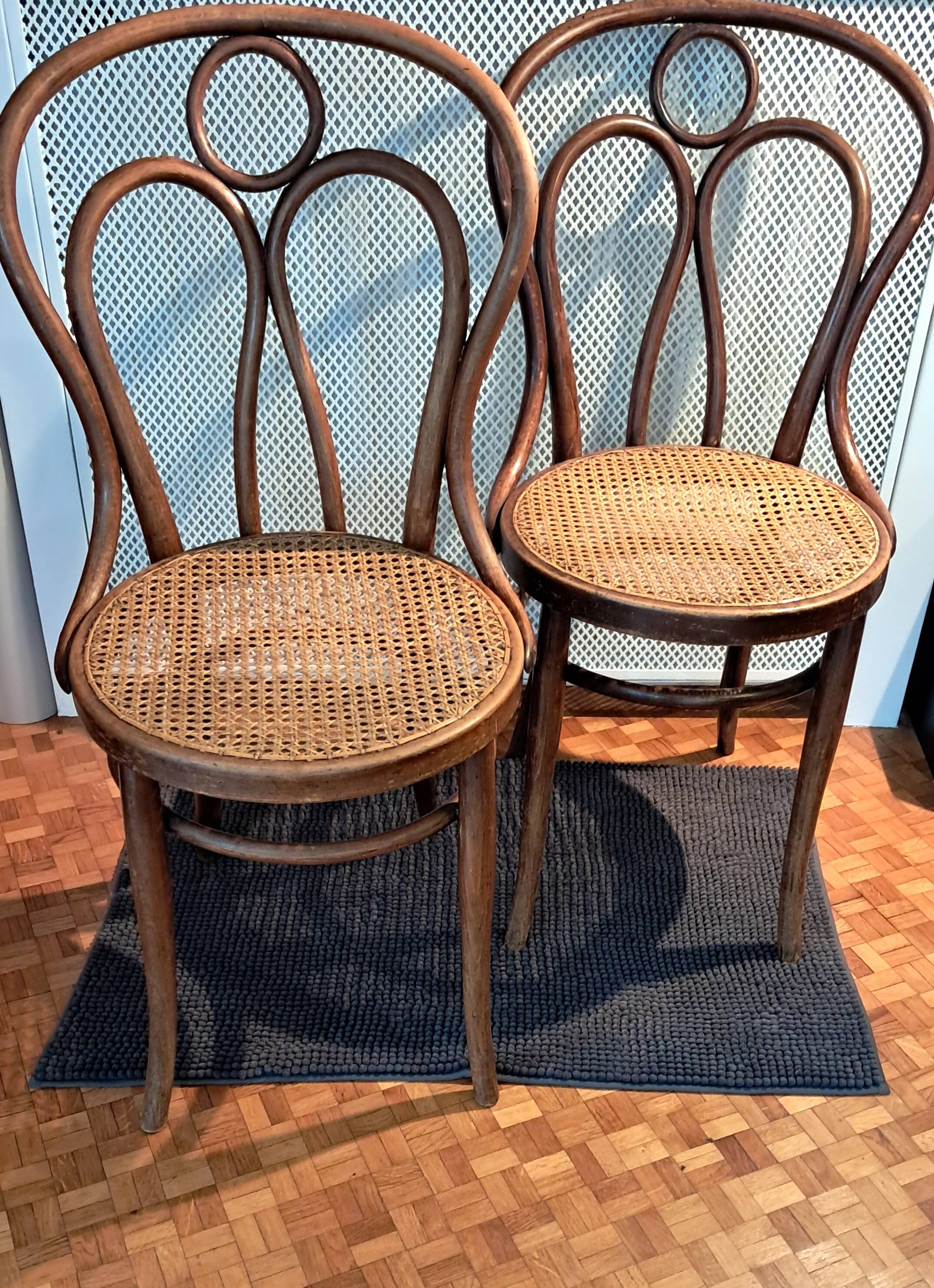 Pair of Thonet chairs No. 19 in beech from 1900;