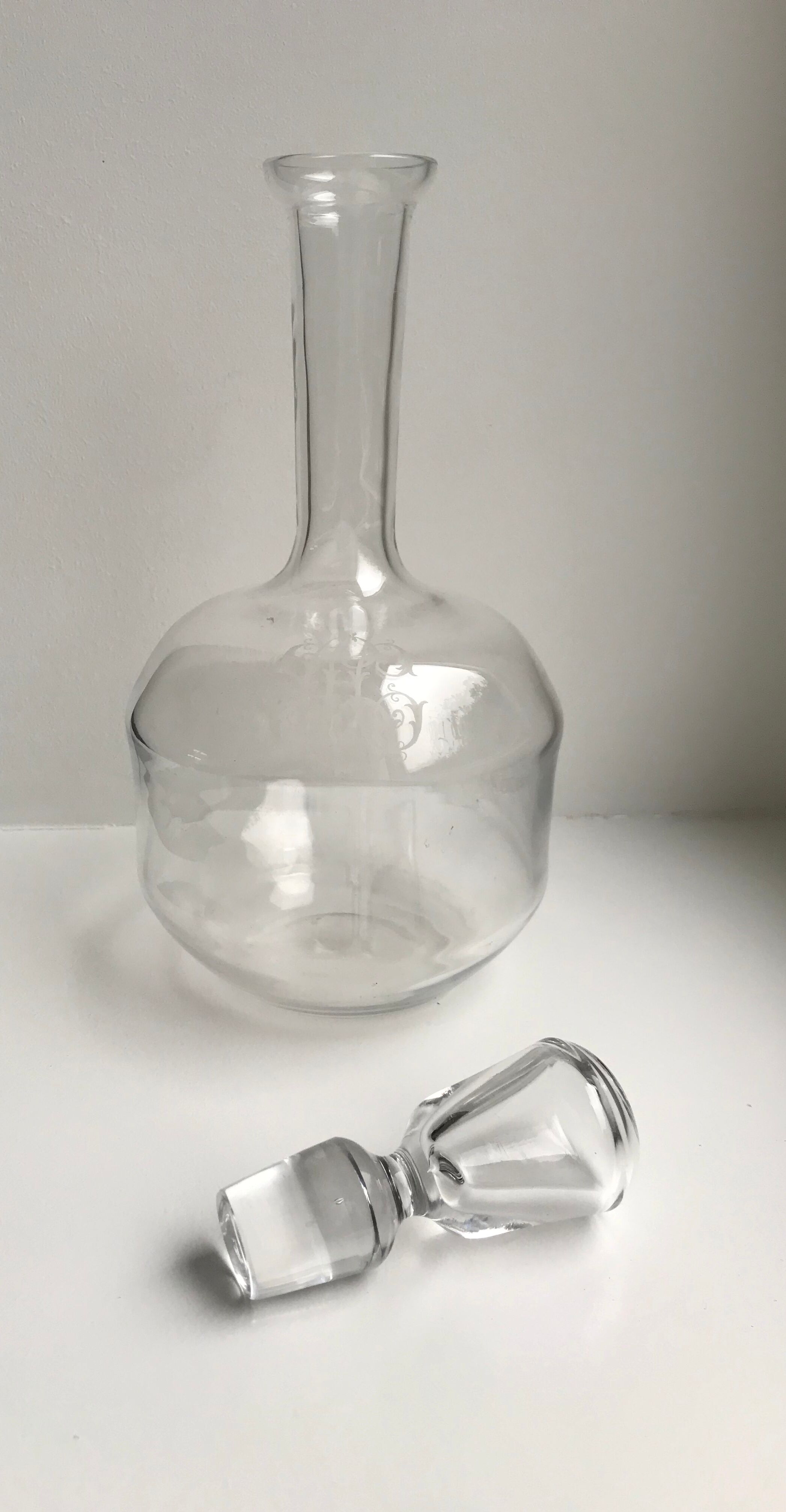 old crystal decanter monogram "H" early twentieth century