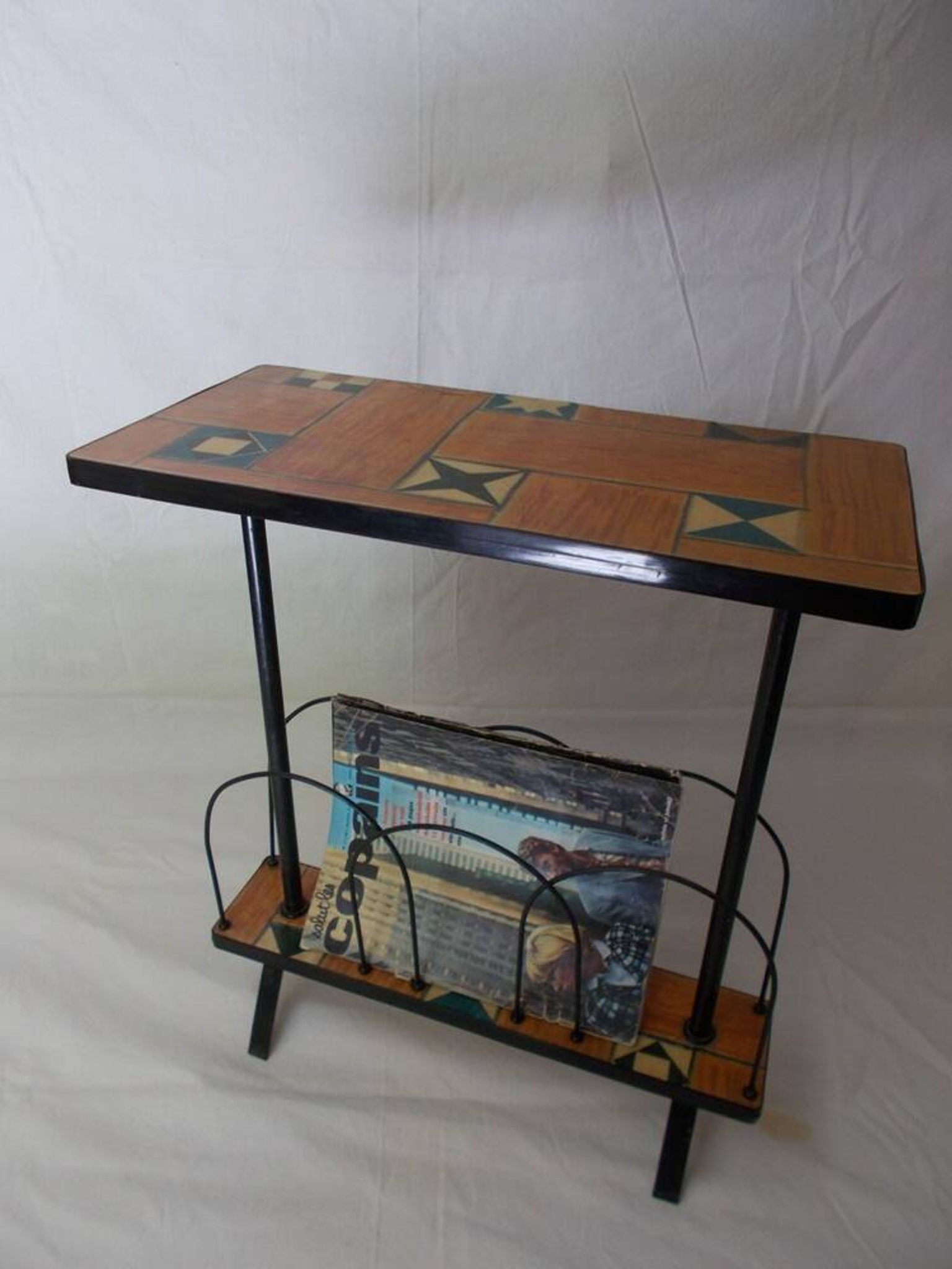 Magazine table