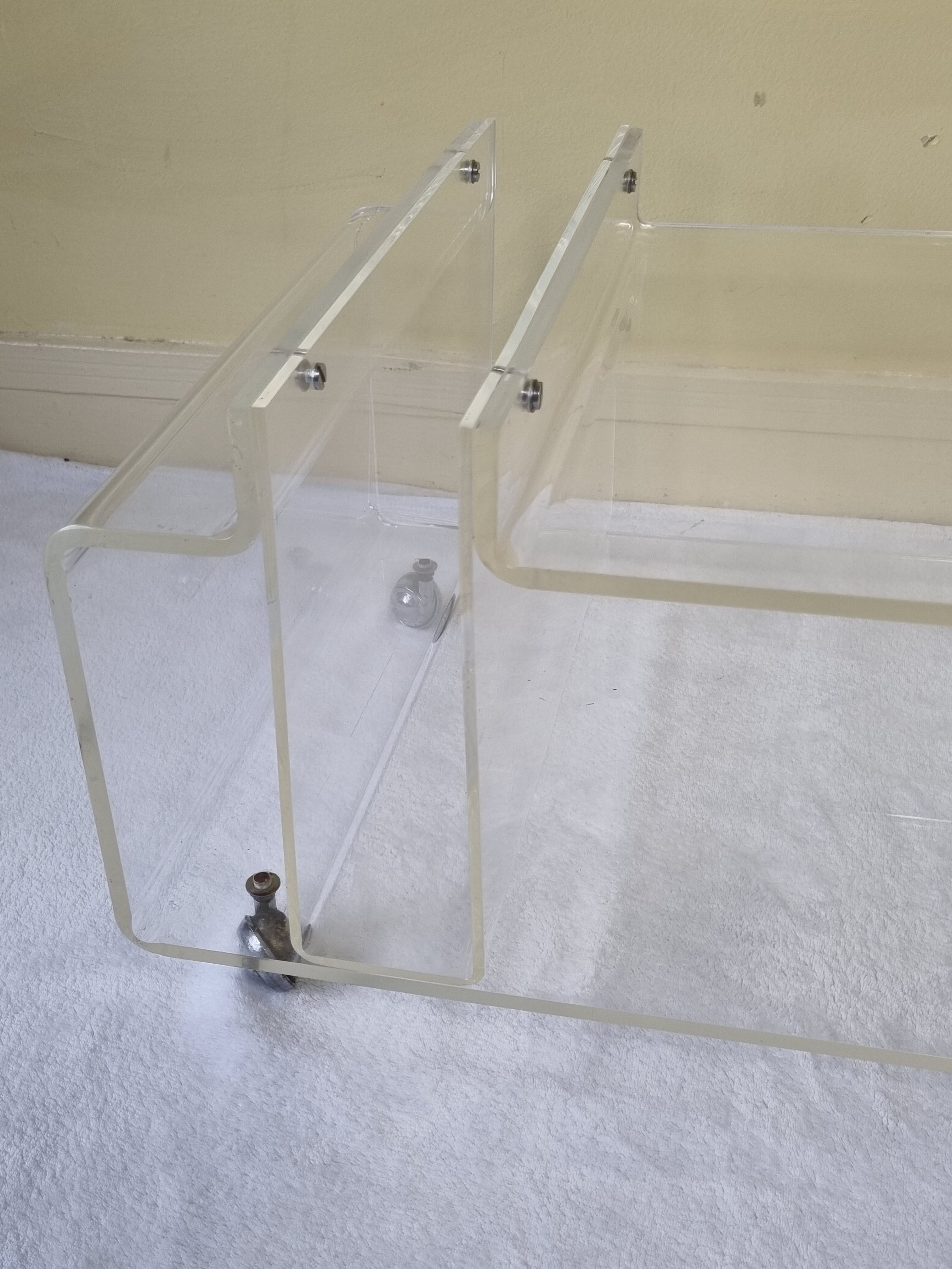 Table basse et porte revue en plexiglas vintage, années 70
