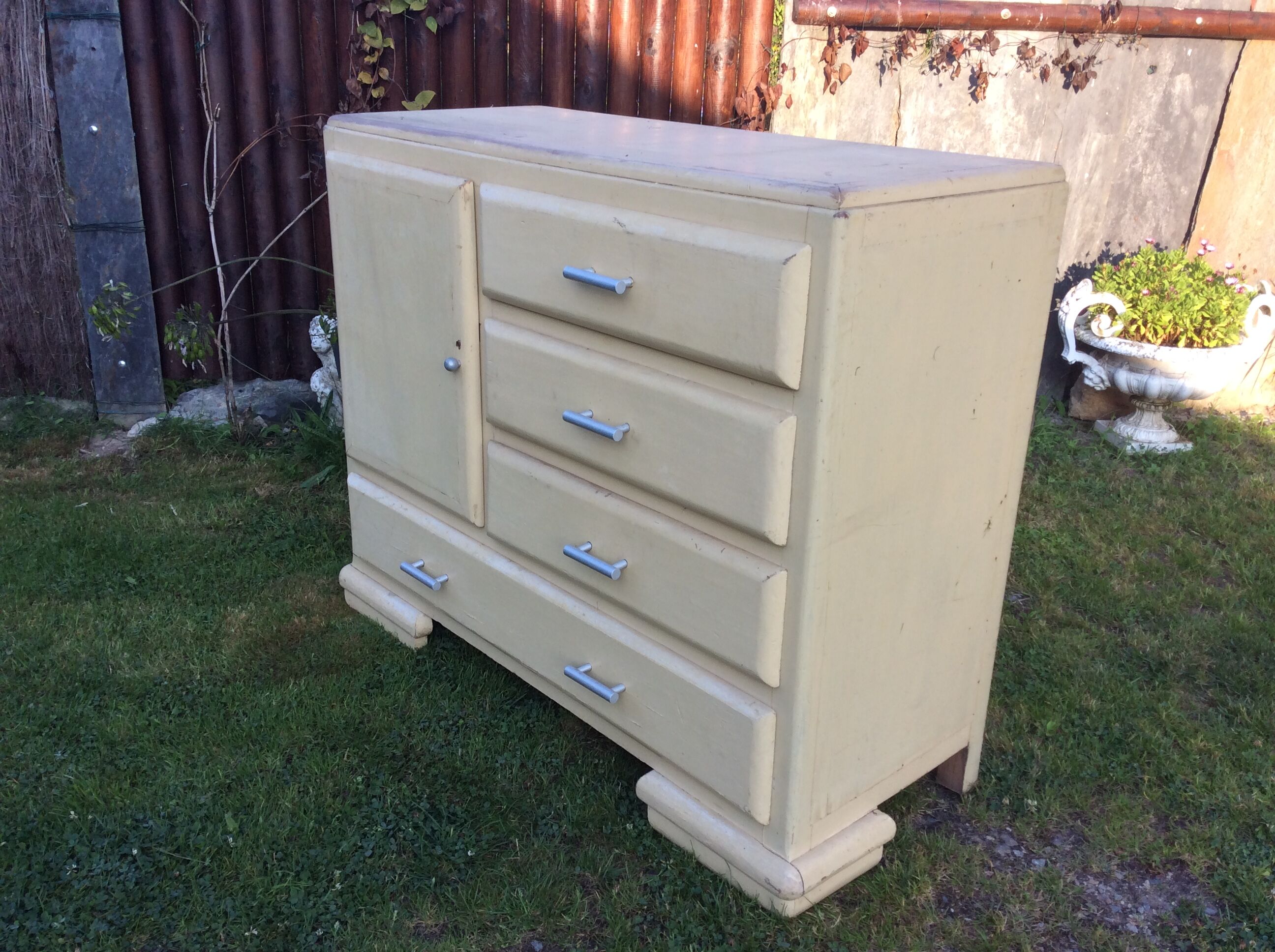 Buffet convenient vintage Mado lacquered white beige in good condition.