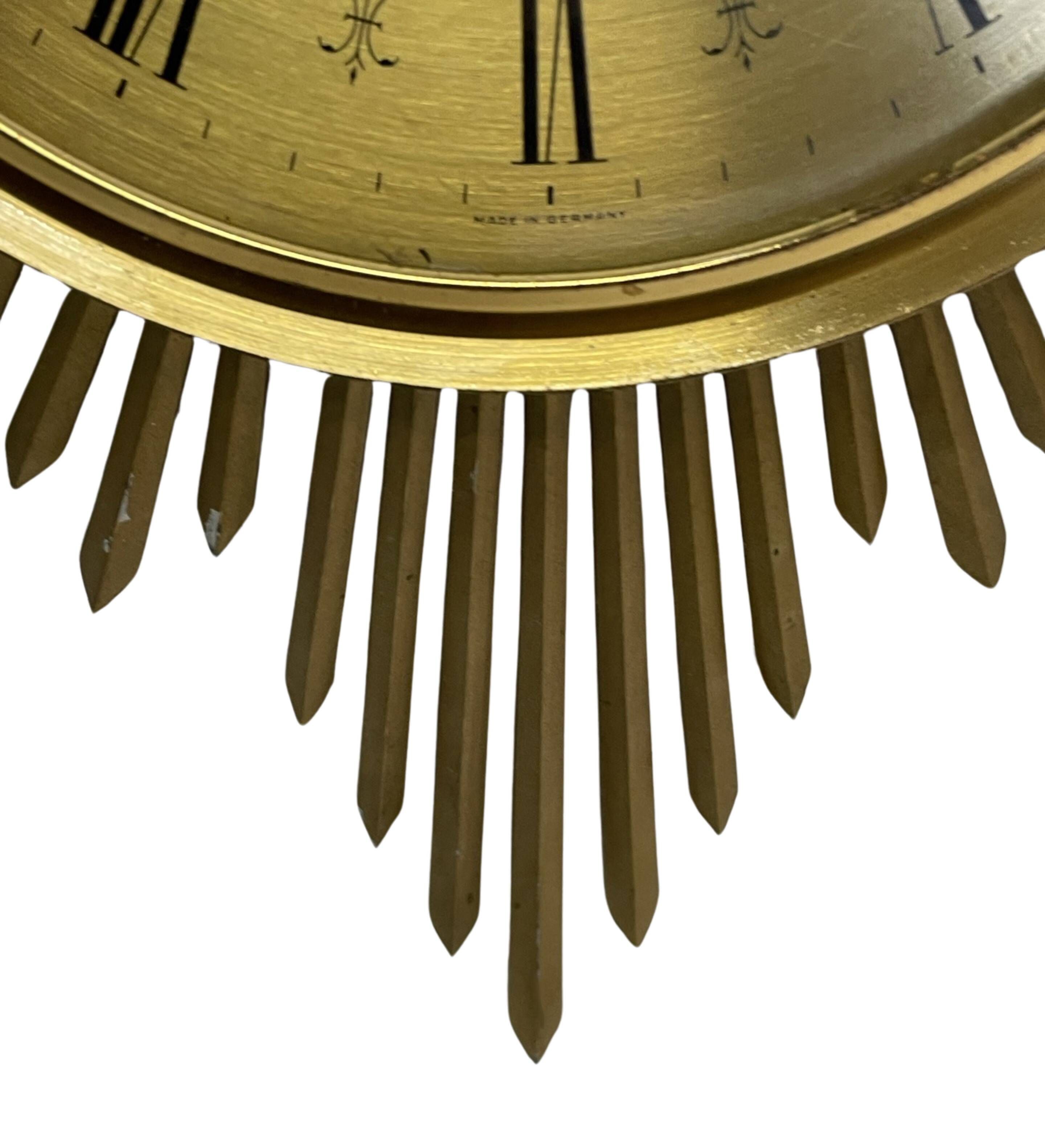 Horloge vintage sunburst de couleur dorée, design Junghans des années 1970