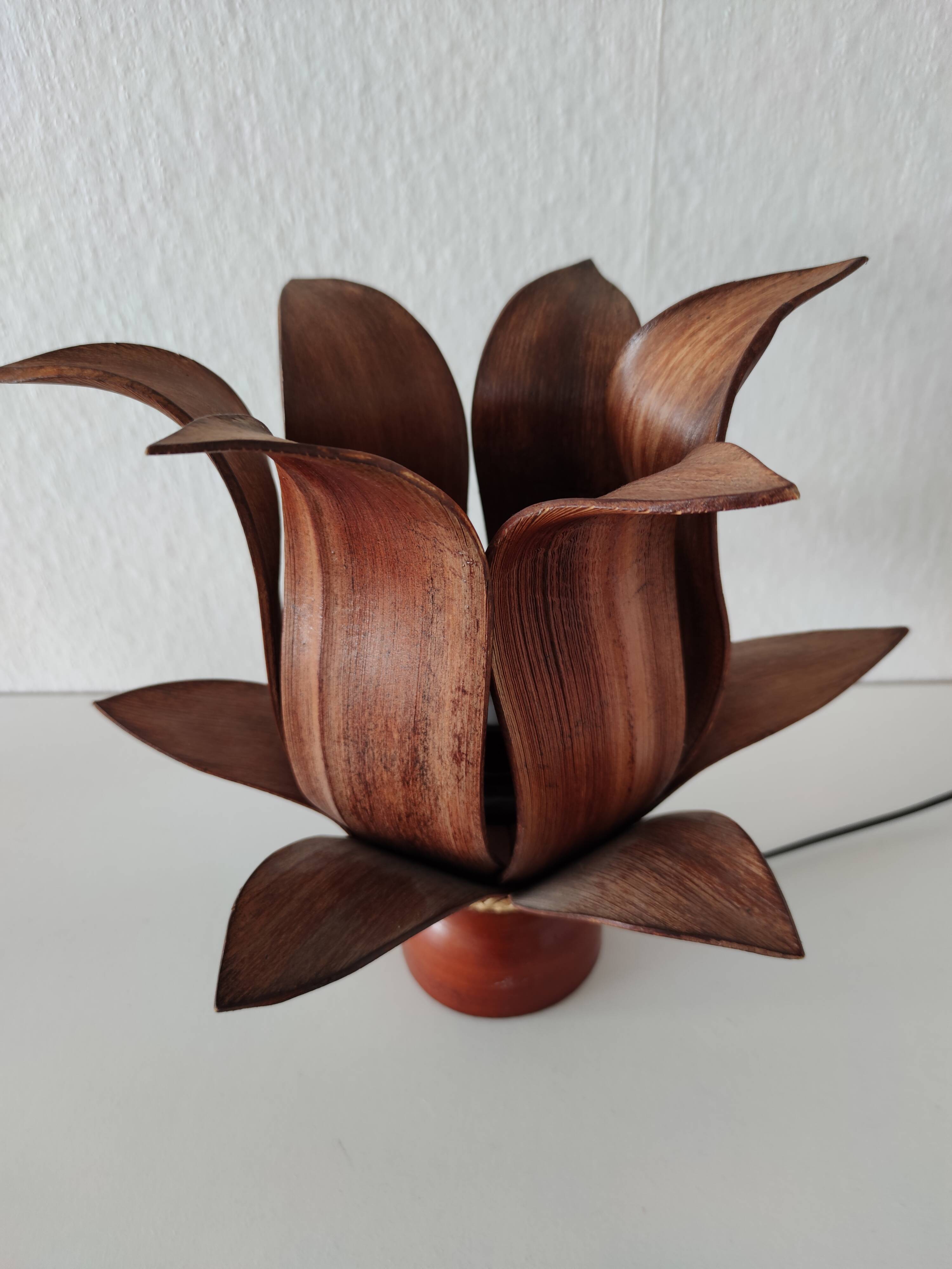 Lotus palm shell bedside table lamp
