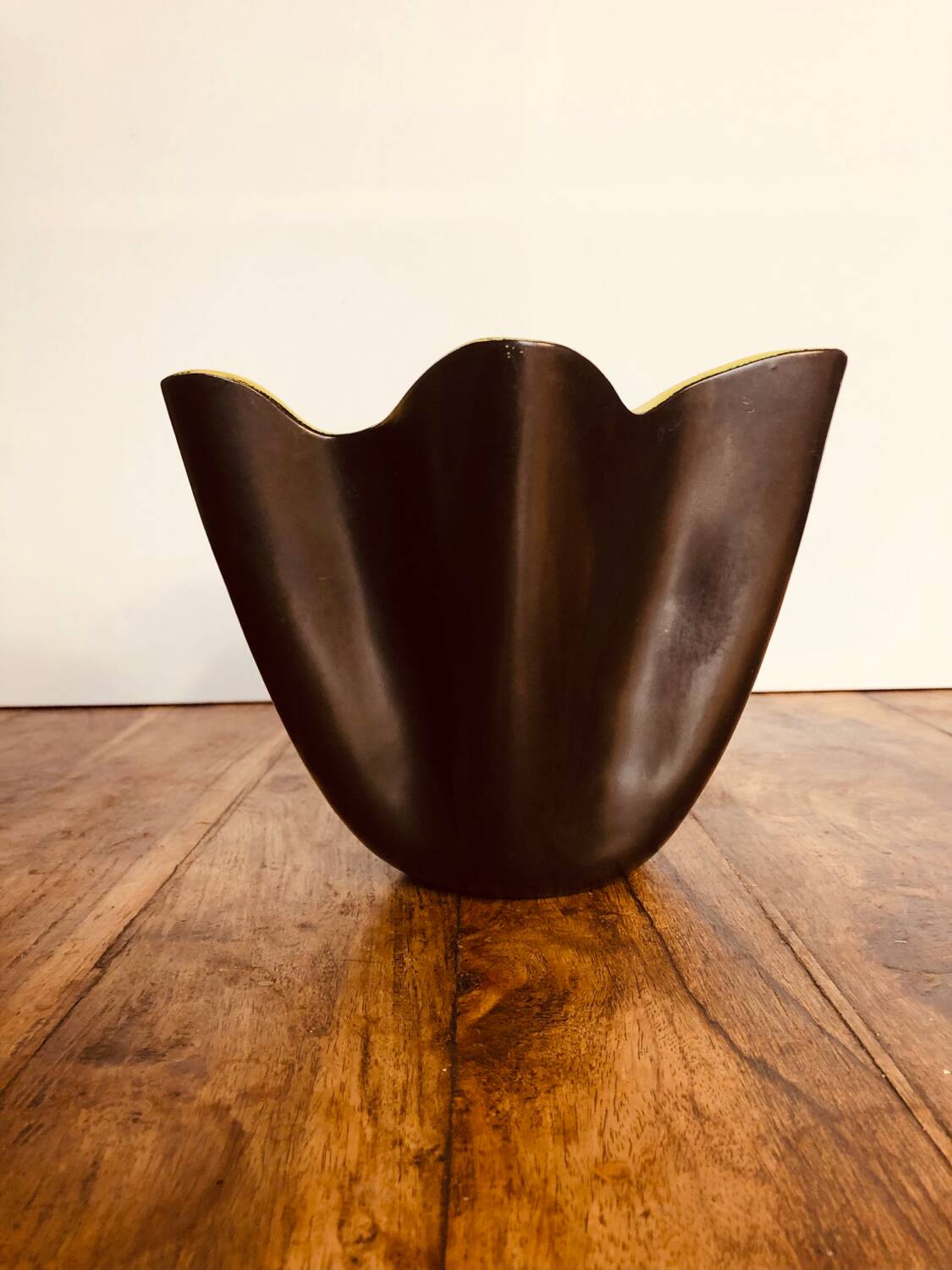 Handkerchief vase signed Elchinger. 1950s black and yellow.