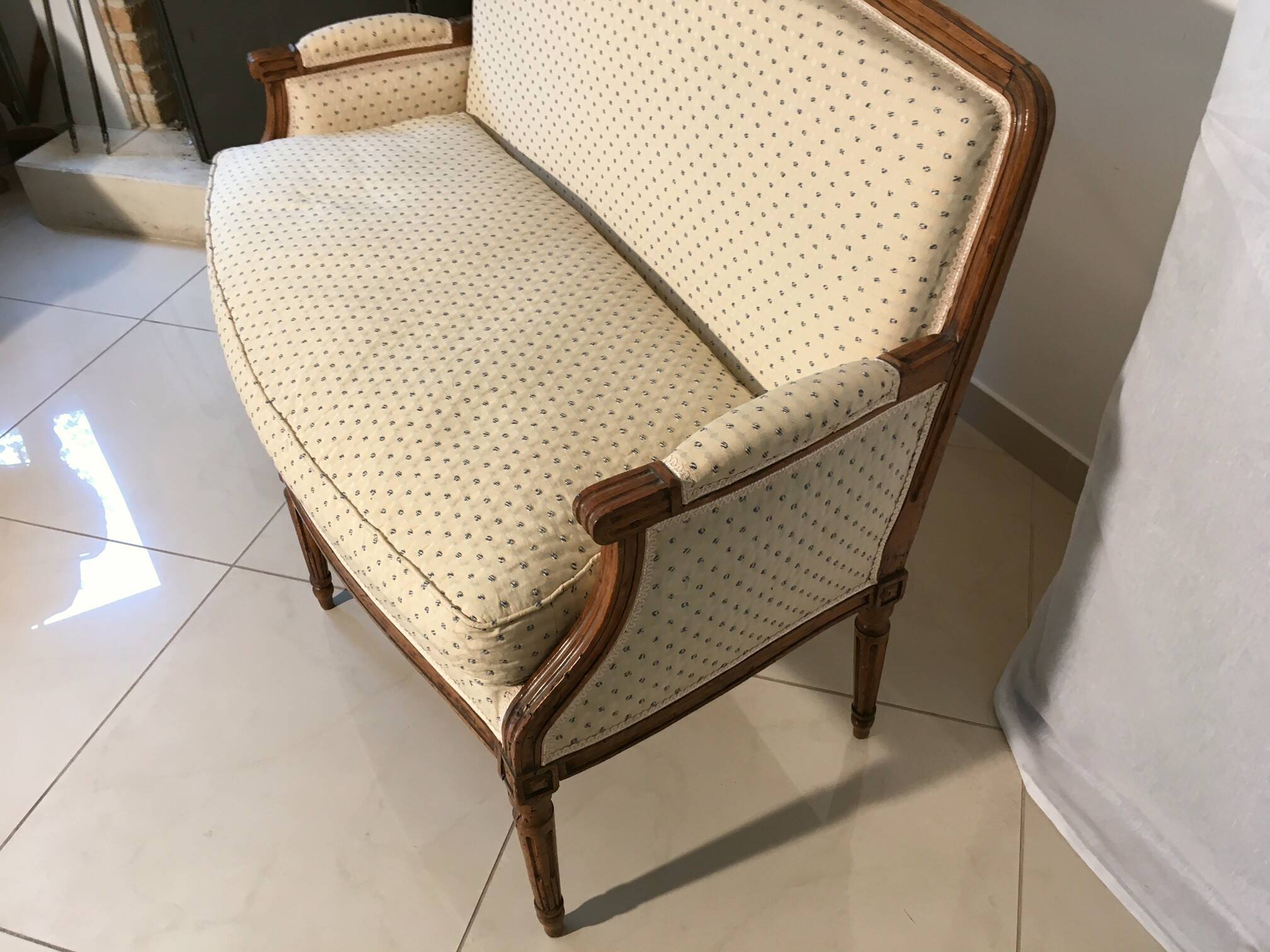 Canapé deux places d'époque Louis XVI entièrement retapissé