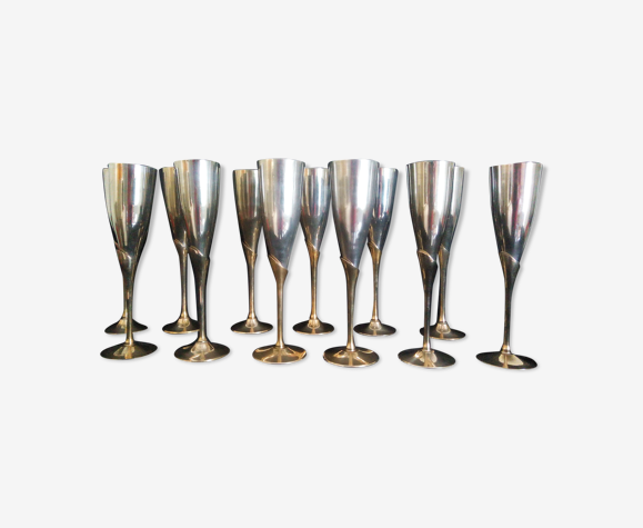 Lot de 12 flutes en métal argenté sur pied en laiton