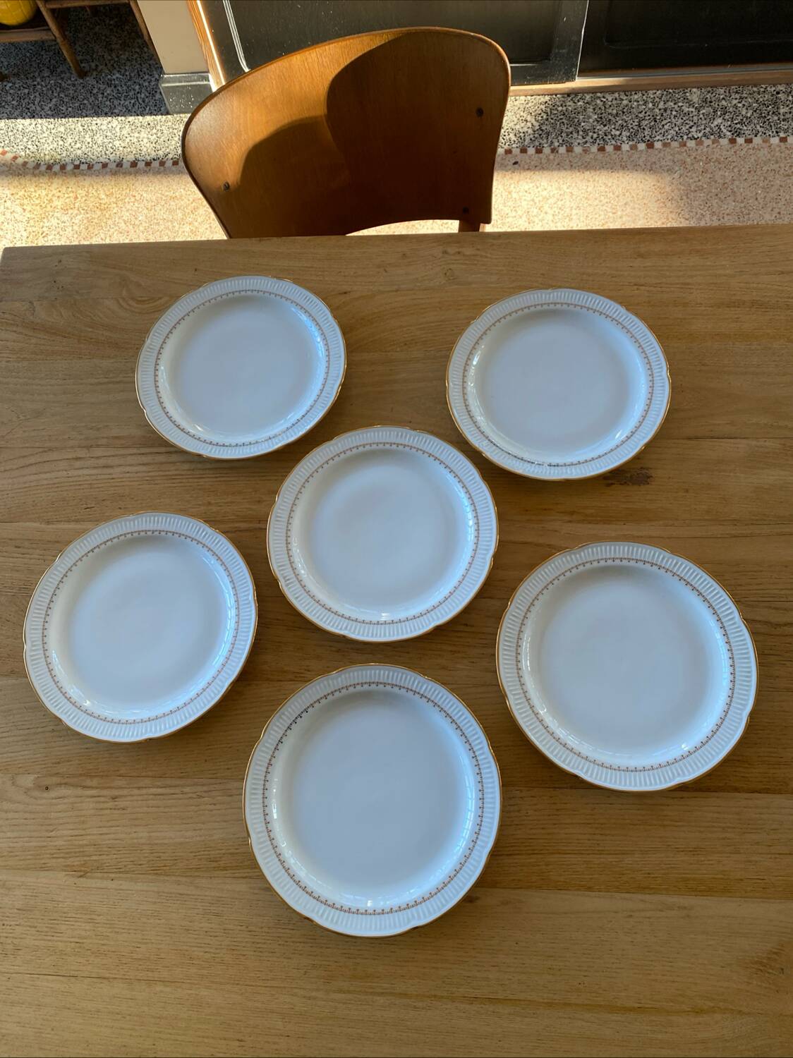 6 fine porcelain dinner plates with gold frieze