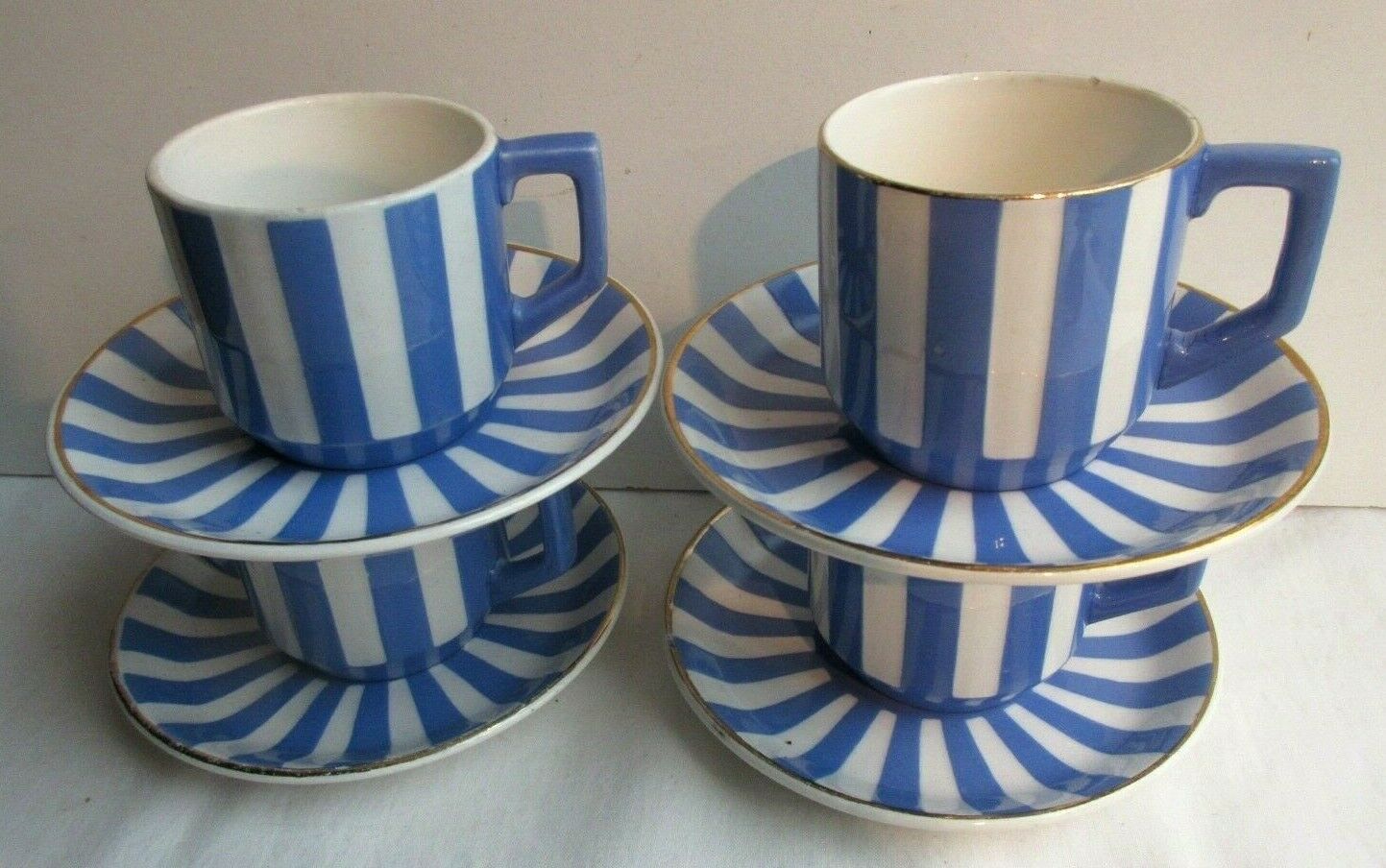 Set of 4 coffee cups and 4 saucers signed Sarreguemines, model FOX TROTT
