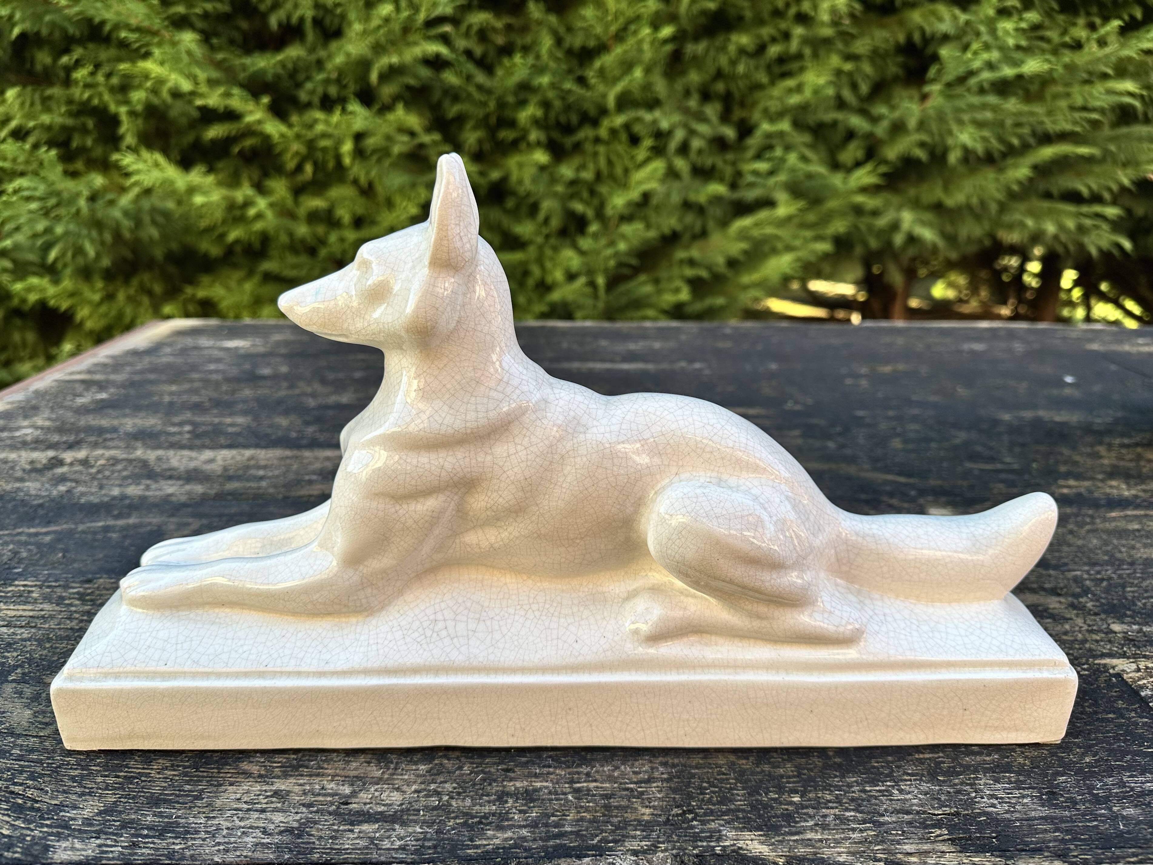Chien art déco en faïence craquelée