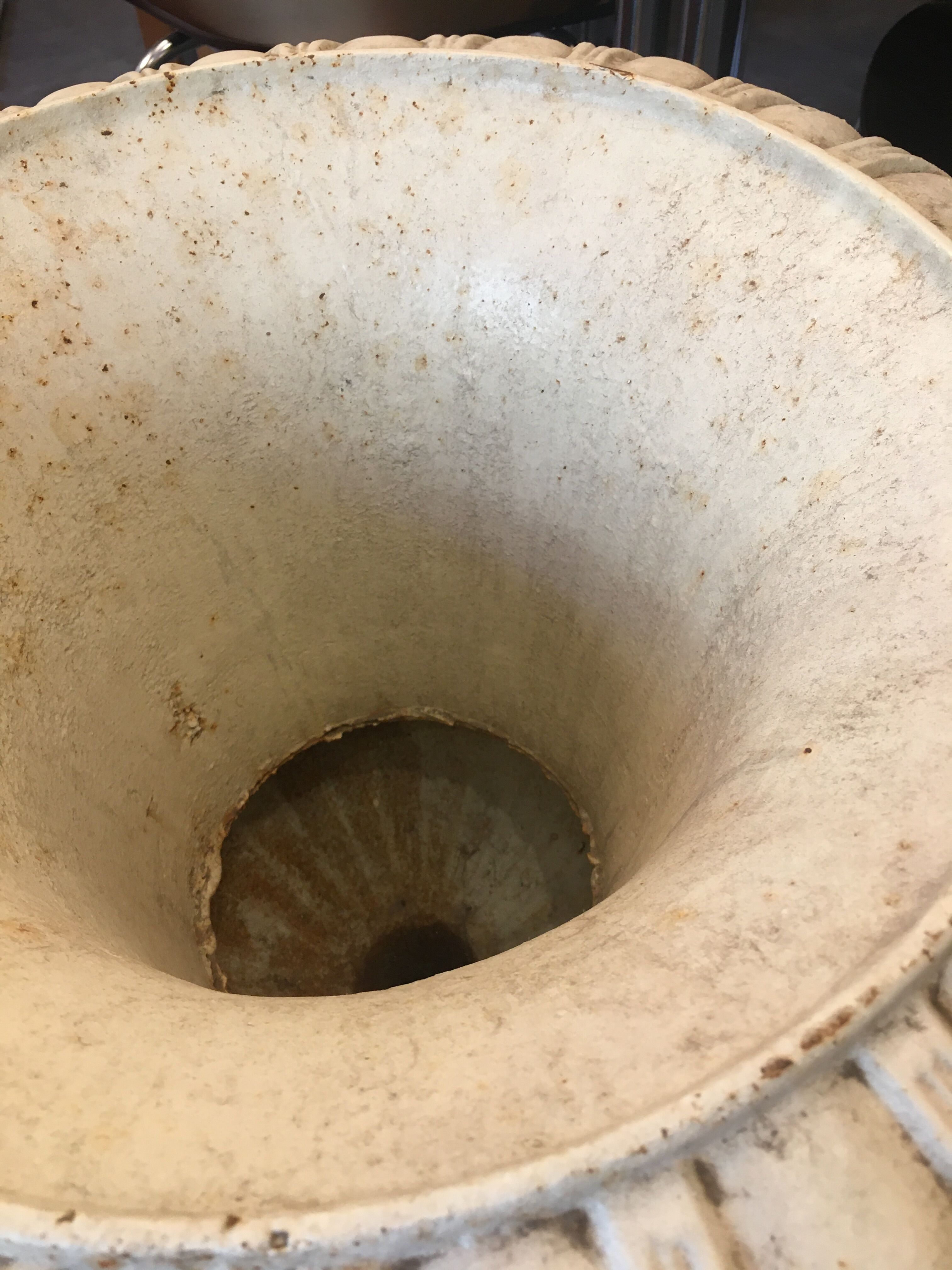 Pair of medicid vasques, cast, exterior