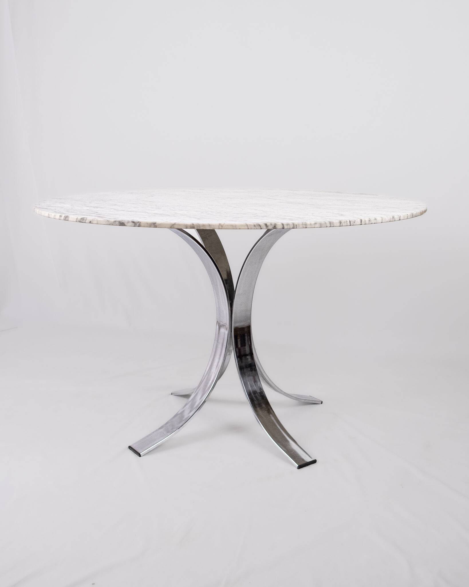 Round marble dining table, made in France, 1970-80.