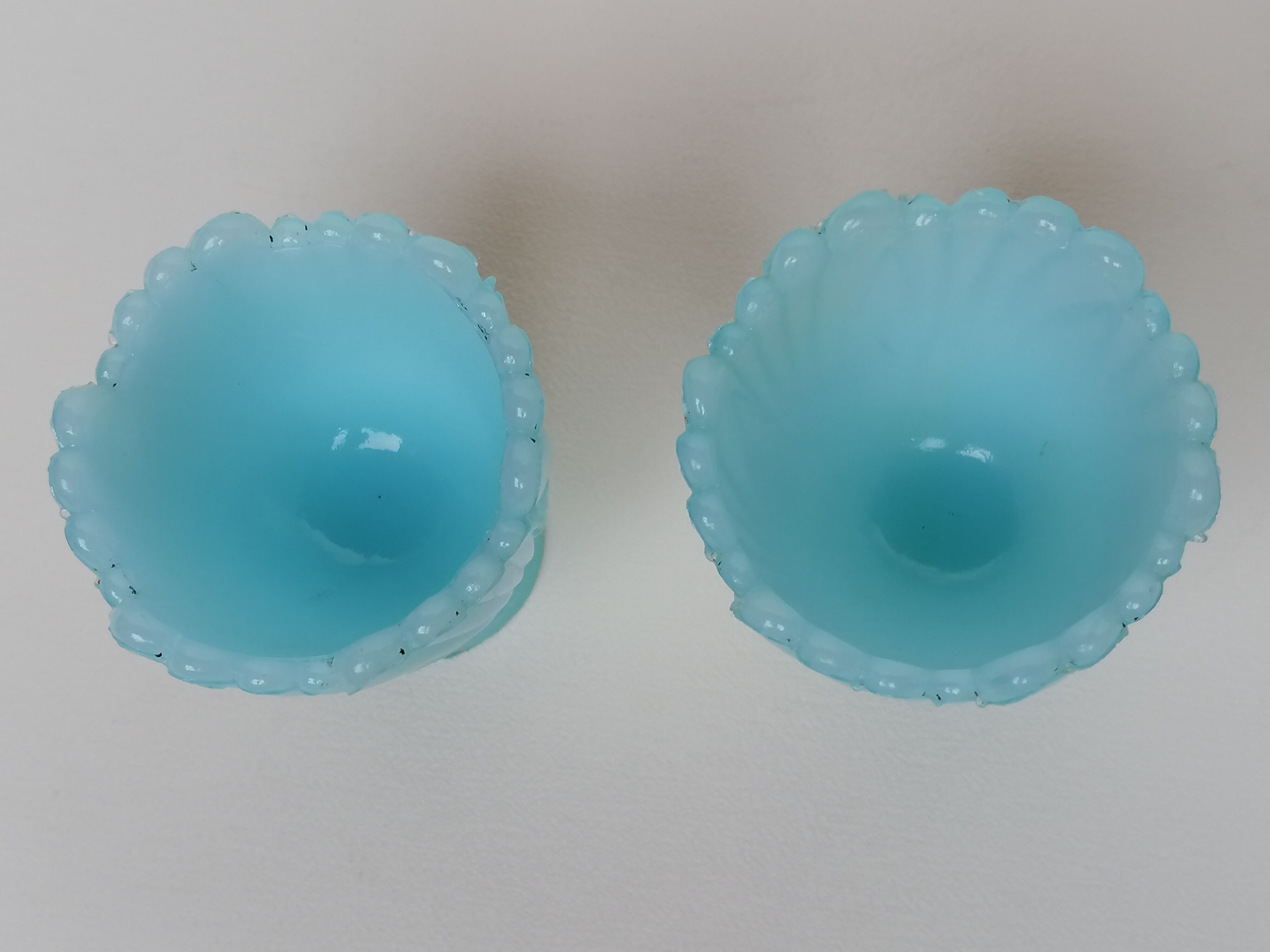Duo de coquetiers en opaline de foire