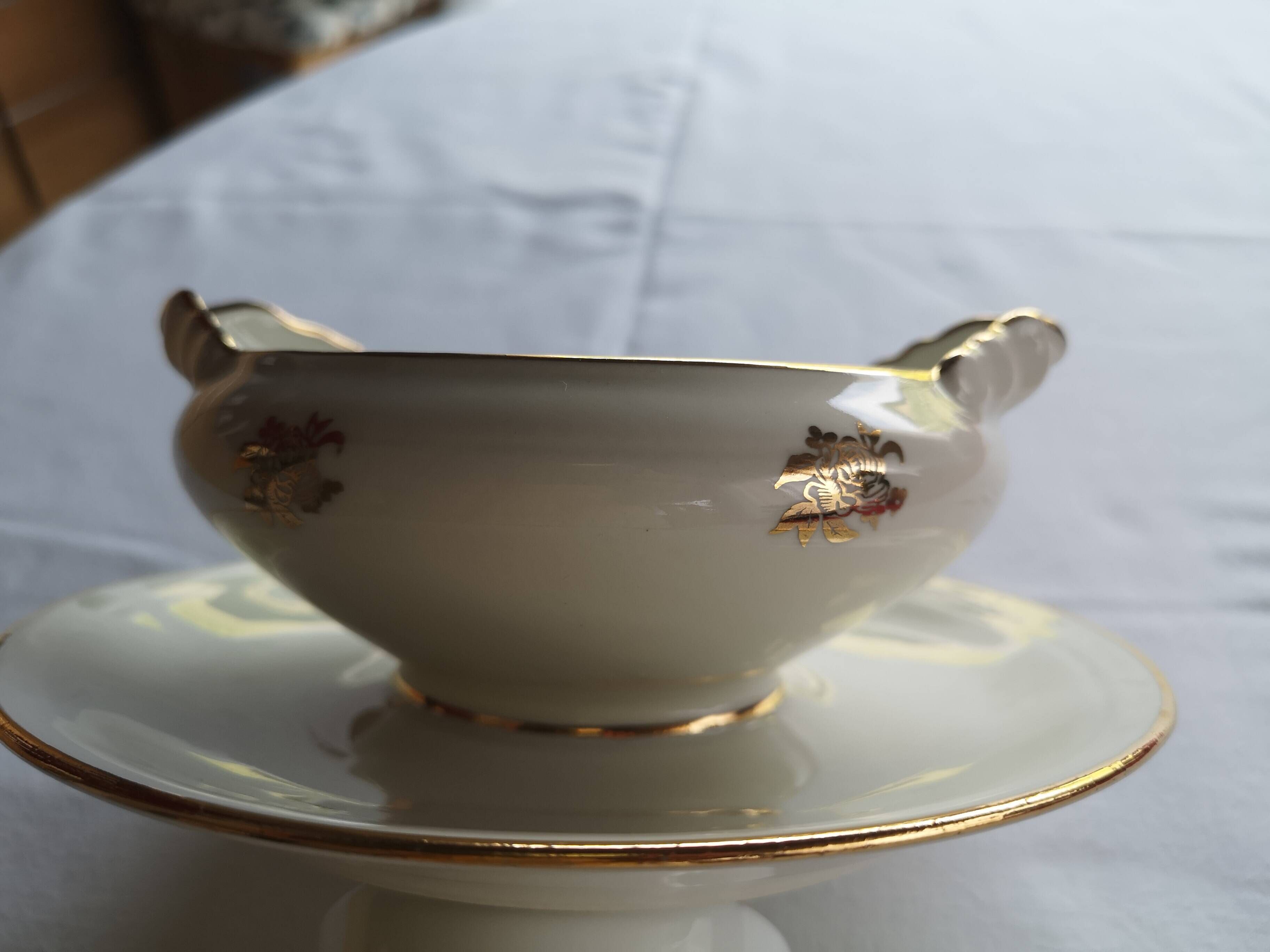 Sells sauceboat Elegant decoration of small golden roses,