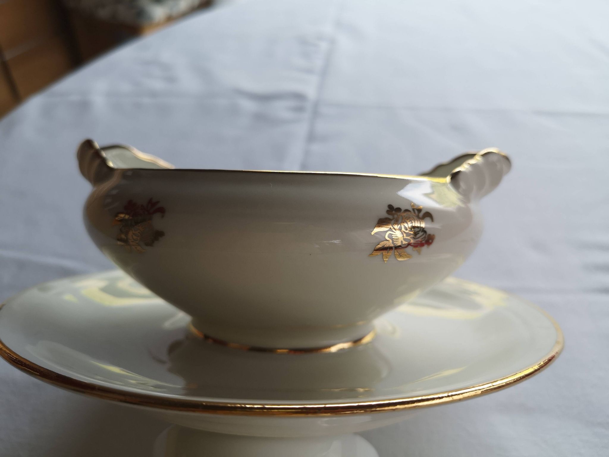 Sells sauceboat Elegant decoration of small golden roses,