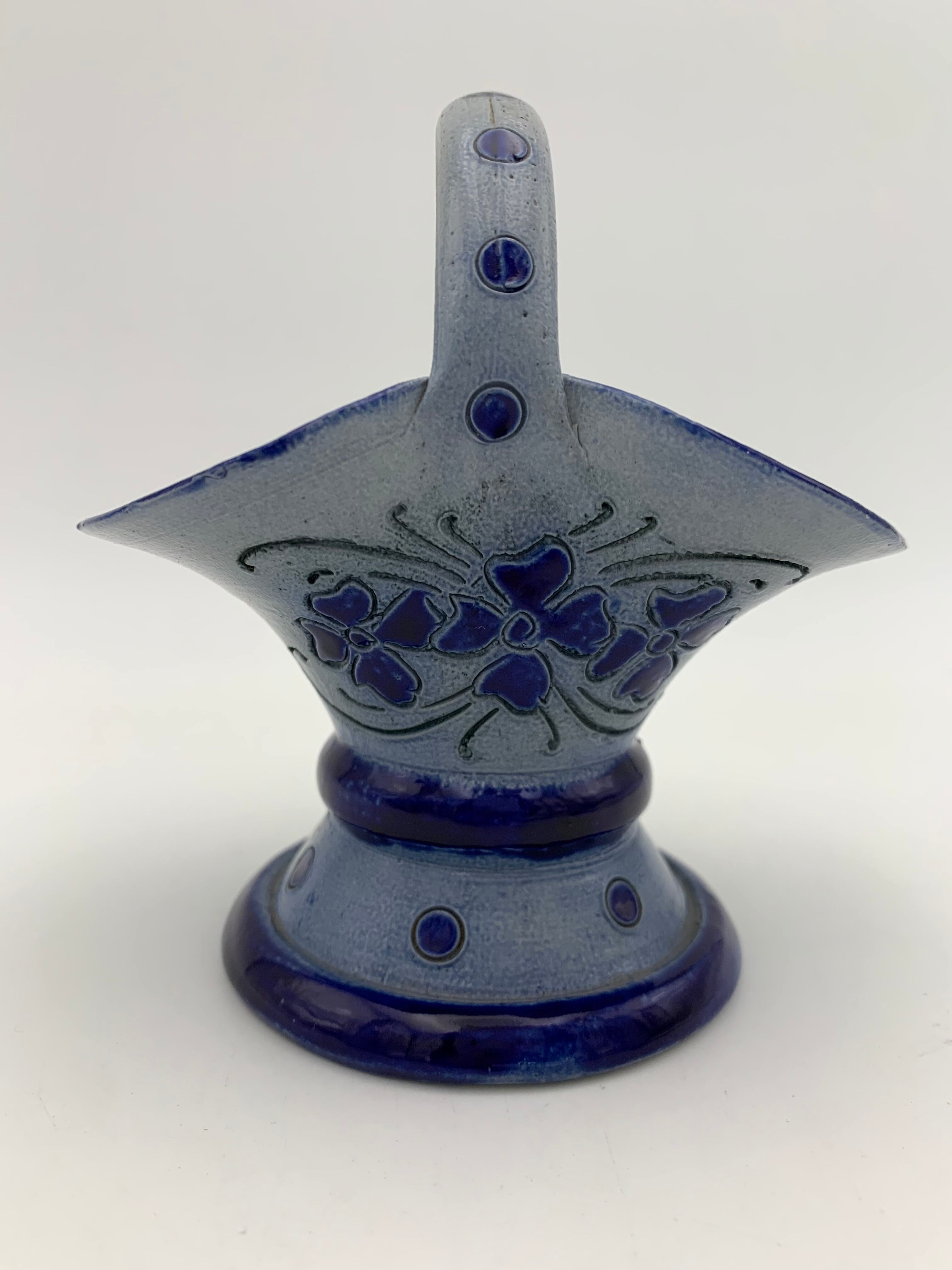 Vintage basket in traditional Alsace stoneware, cobalt blue flower patterns - 1970s.