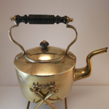 Bouilloire ancienne avec son réchaud en cuivre