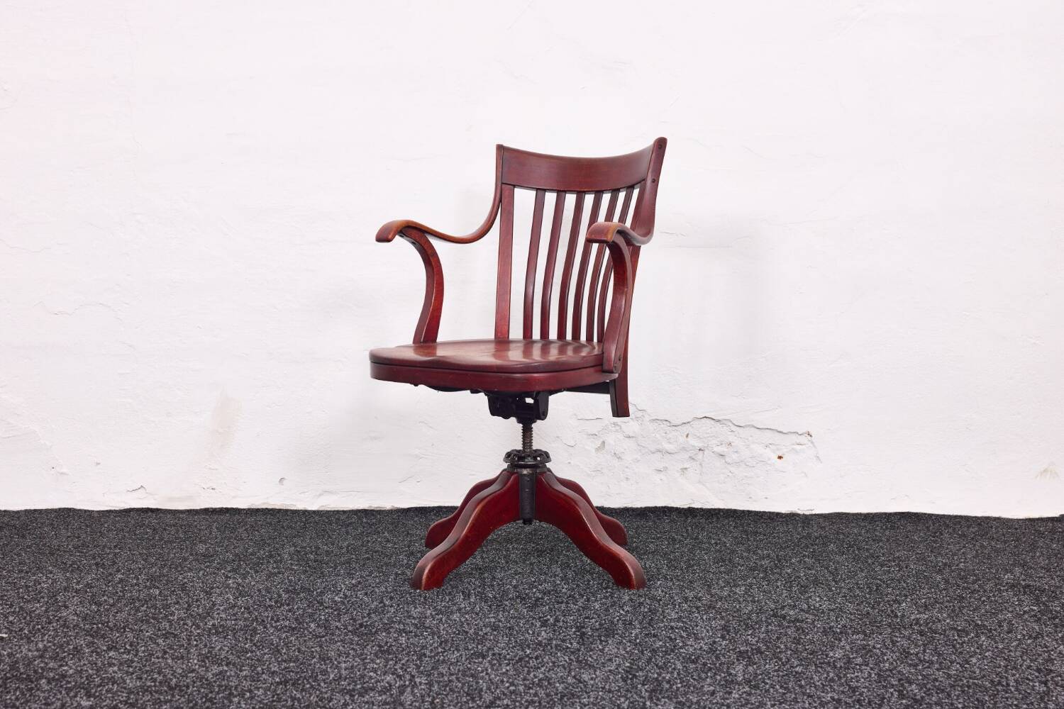Chaise de bureau Capua d'Adolf Loos – N° 669 – Hêtre, teinte acajou – 1923