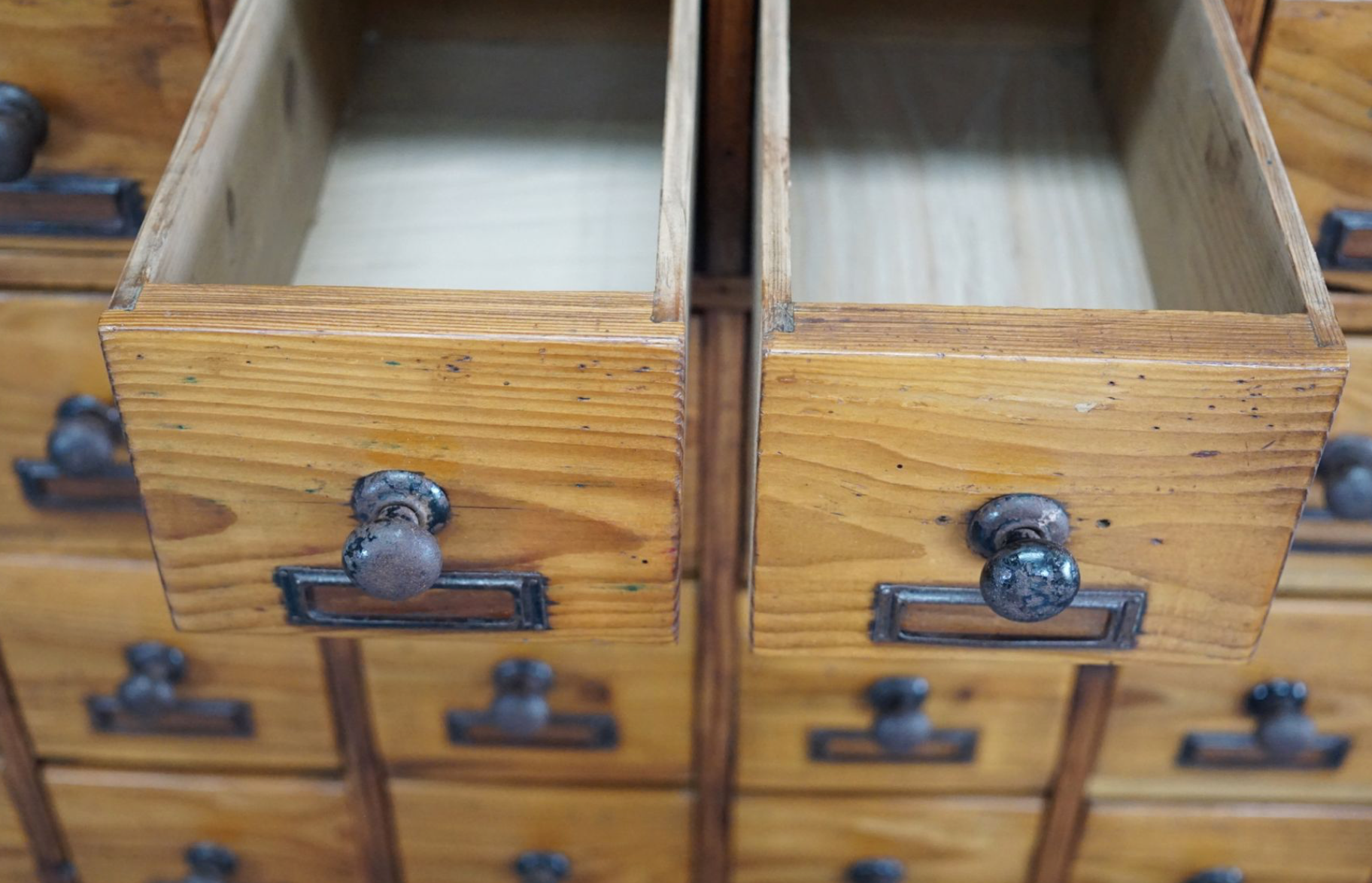Armoire d'apothicaire Allemande en pin 1930s
