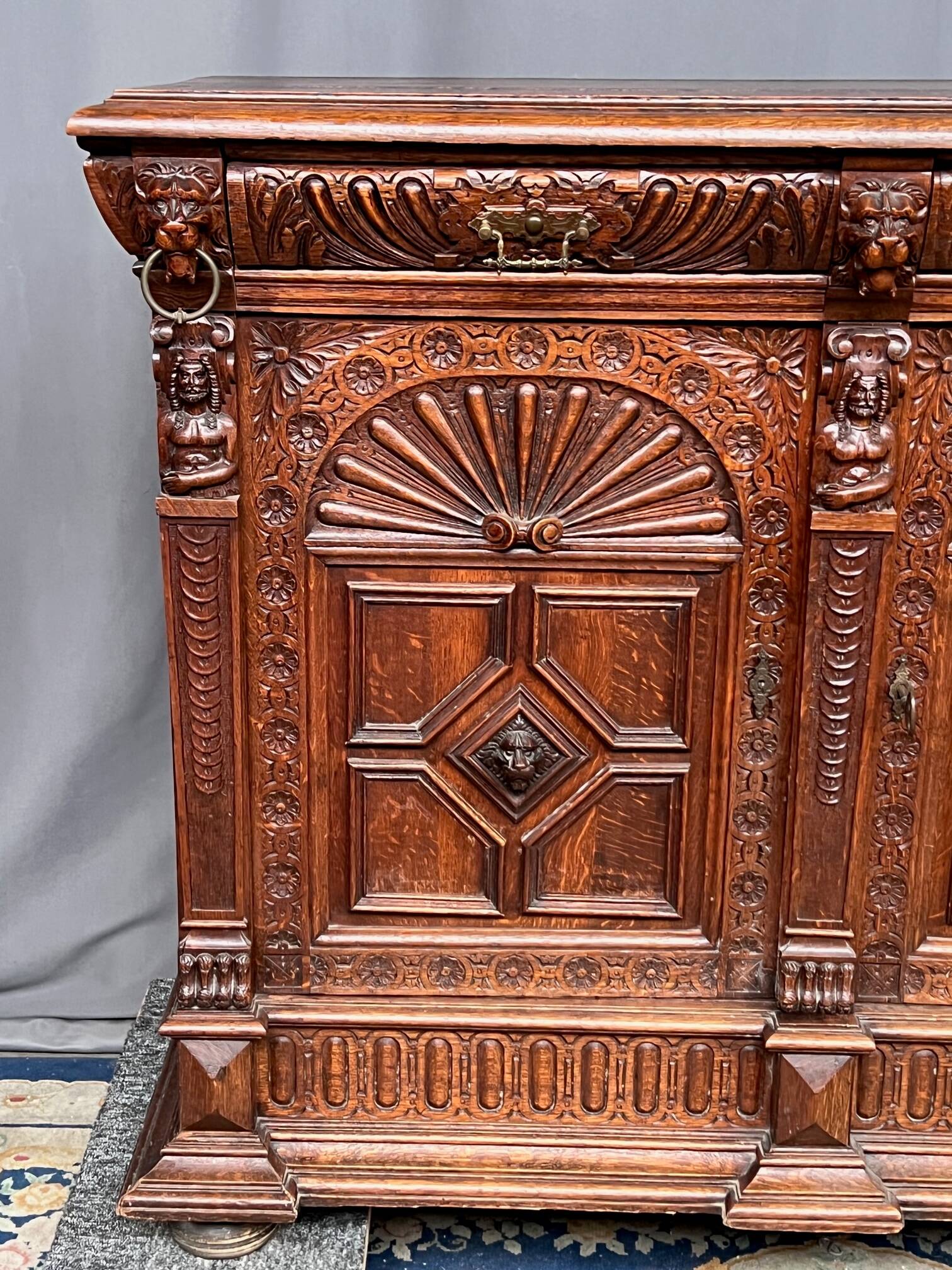 Commode de style Renaissance. Chêne sculpté.