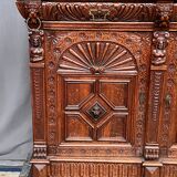 Commode de style Renaissance. Chêne sculpté.