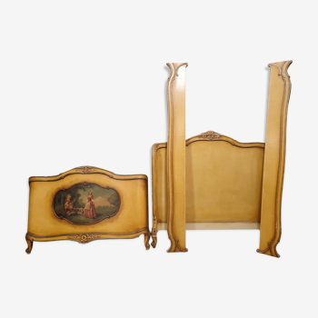 Lit Louis XV de forme corbeille en bois laqué et peint vers 1900